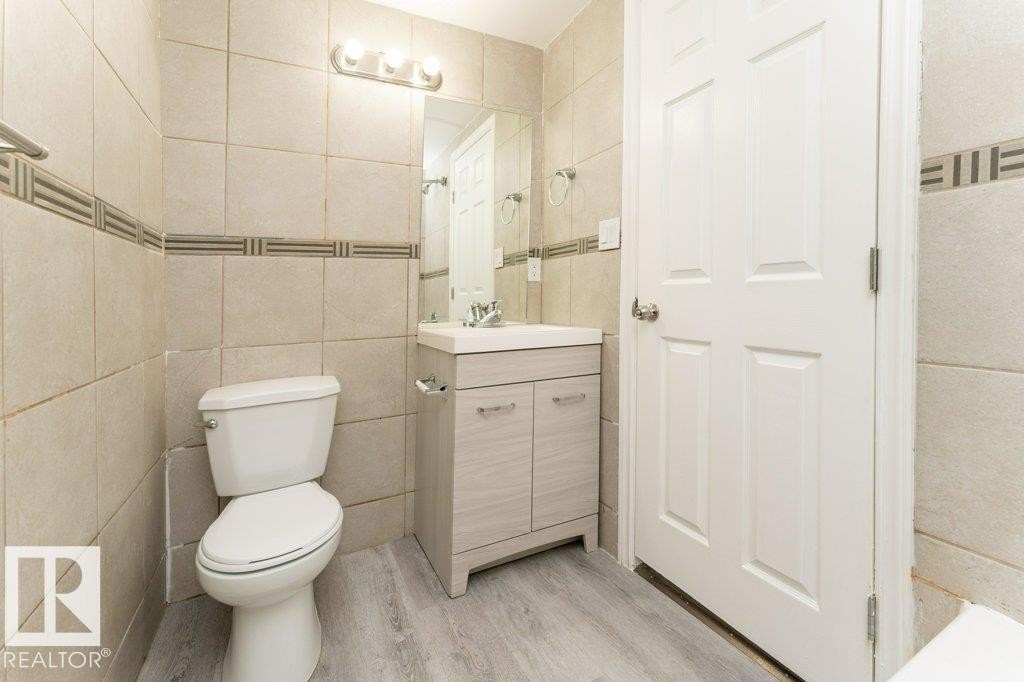 10712 103 Street Nw, Edmonton, AB - Indoor Photo Showing Bathroom