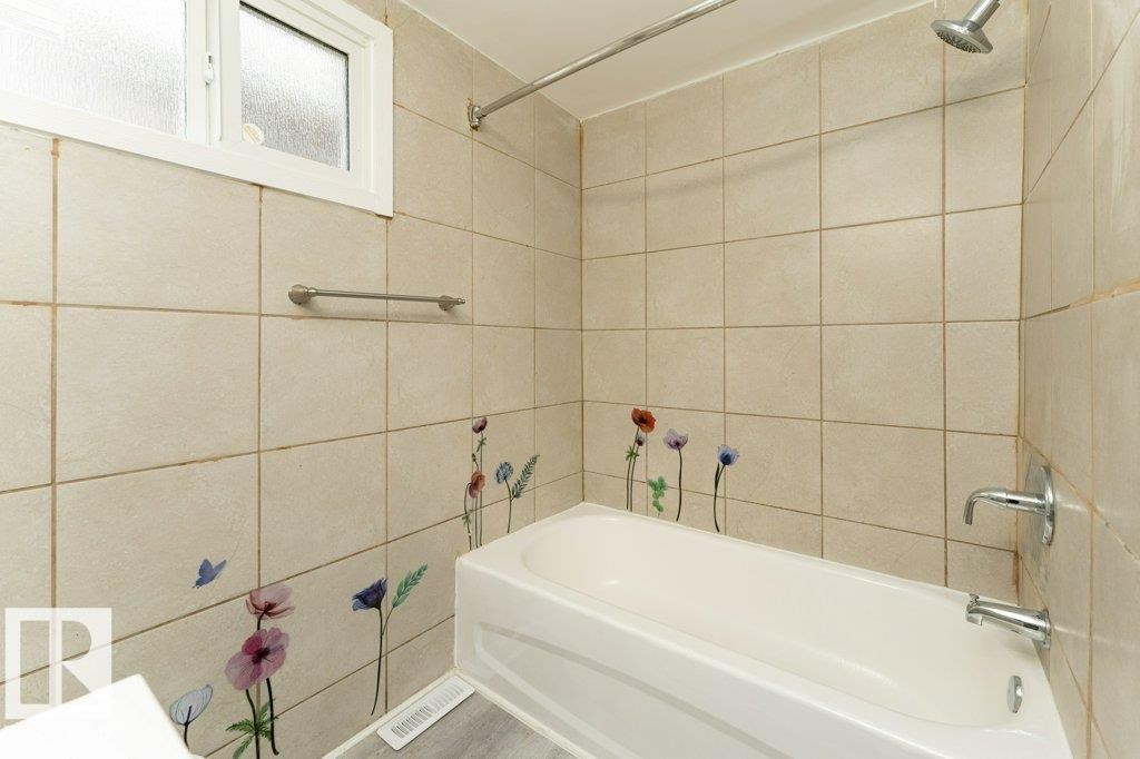 10712 103 Street Nw, Edmonton, AB - Indoor Photo Showing Bathroom