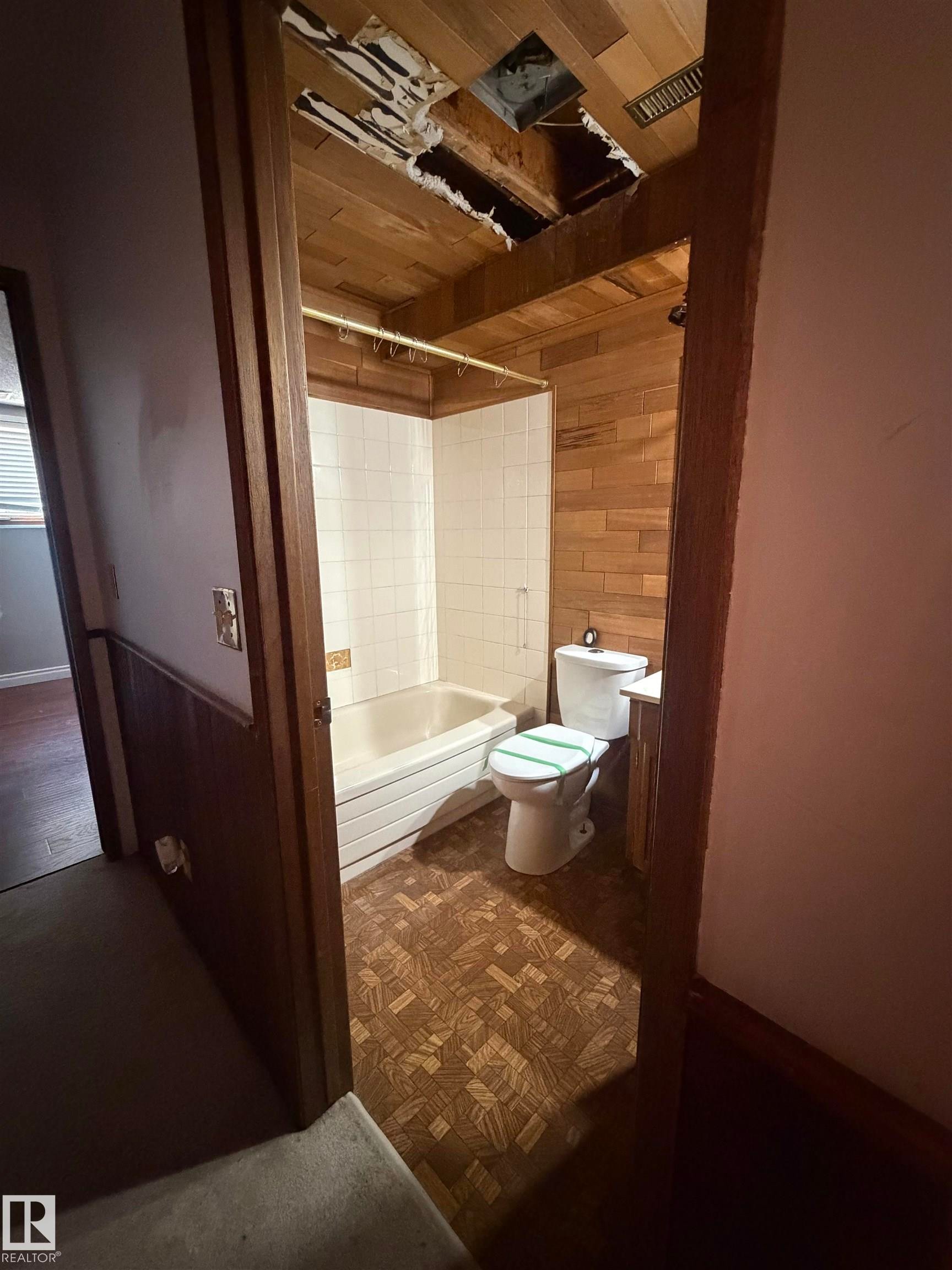 Full Bathroom with Ceramic Tile Flooring, Alcove Tub and Shower Combination, Pedestal Sink, and Toilet Fixtures - 9223 172 Avenue Nw, Edmonton, AB