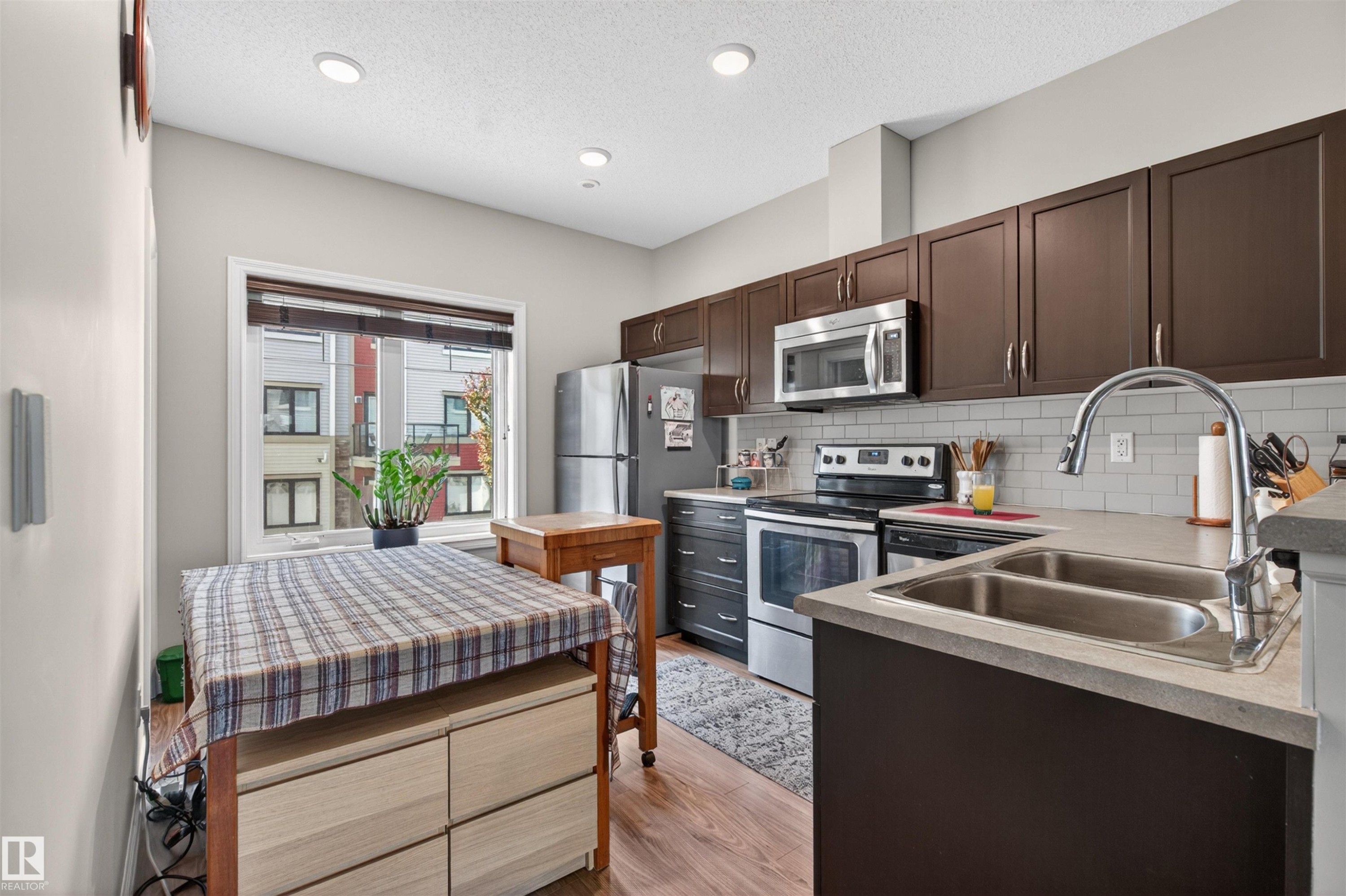#111 804 Welsh Dr Sw, Edmonton, AB - Indoor Photo Showing Kitchen With Double Sink With Upgraded Kitchen