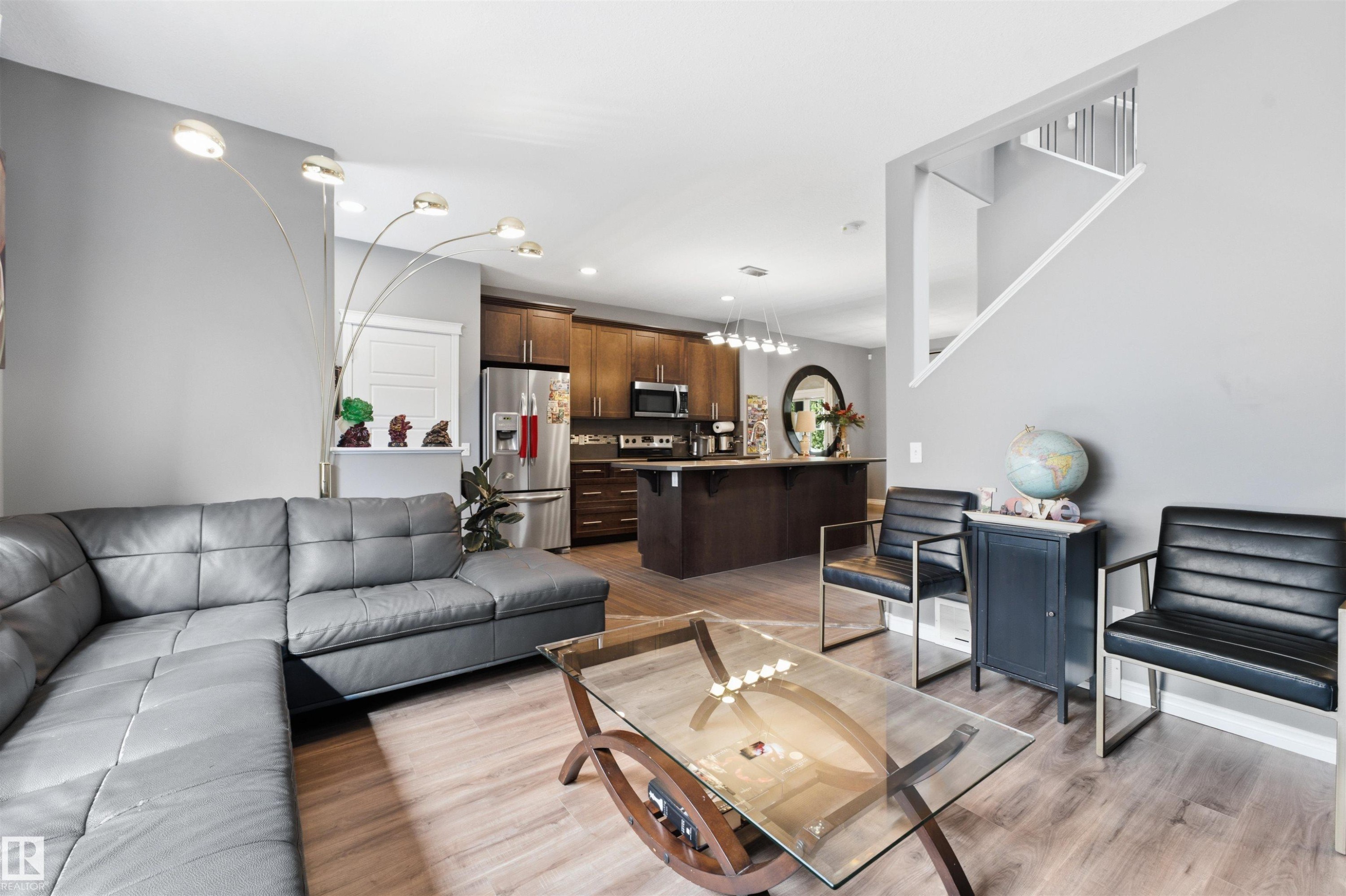 5315 Crabapple Loop Sw, Edmonton, AB - Indoor Photo Showing Living Room