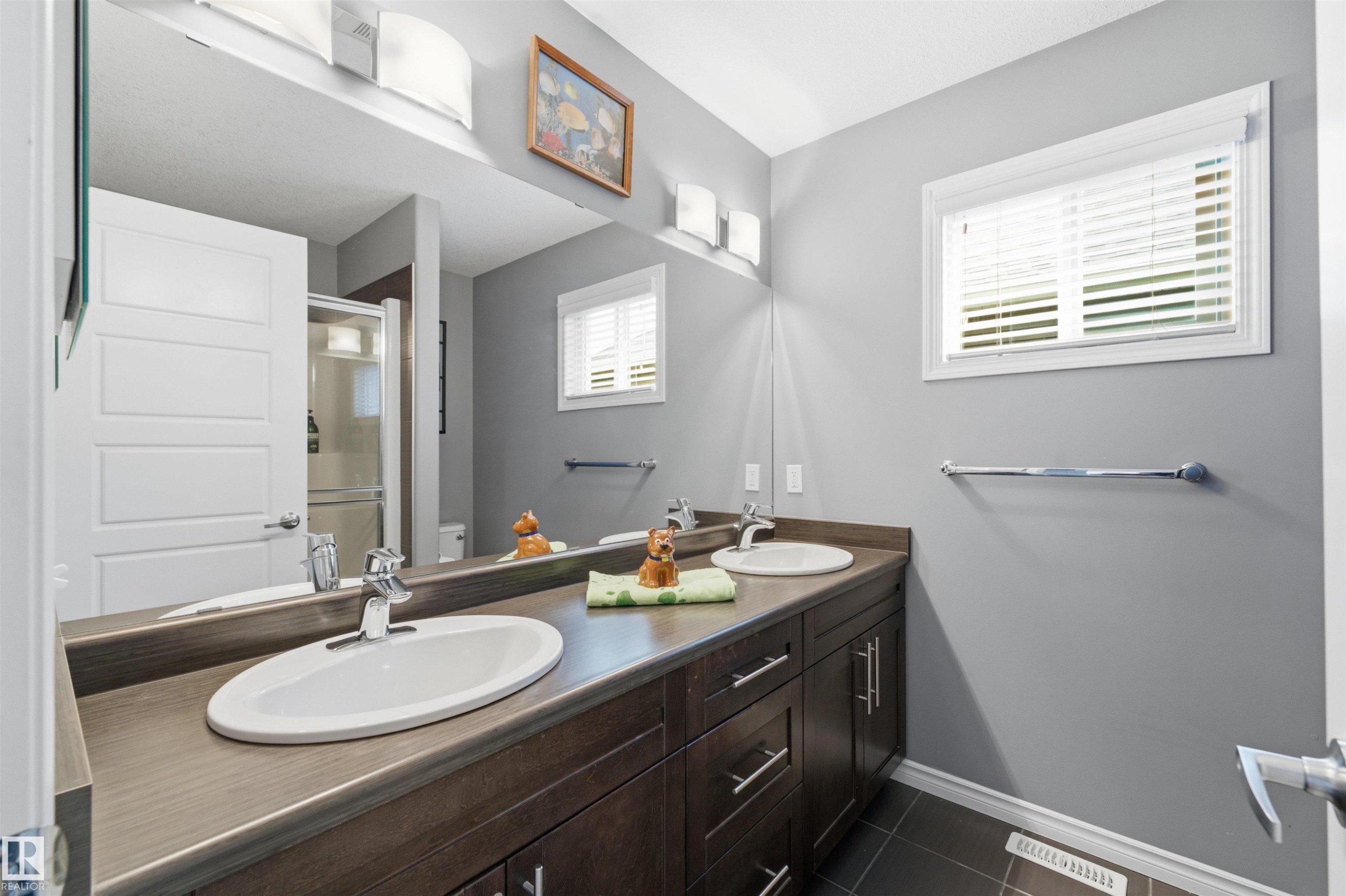 5315 Crabapple Loop Sw, Edmonton, AB - Indoor Photo Showing Bathroom