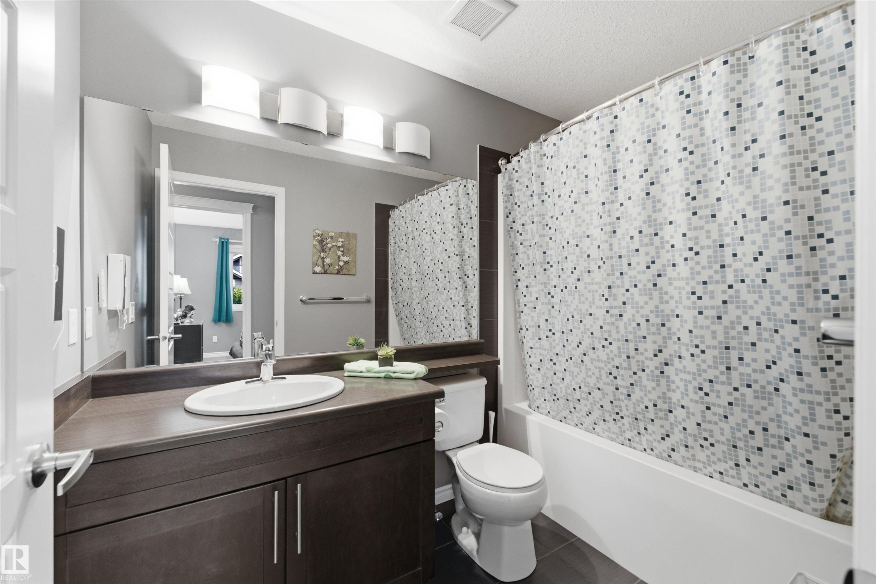 5315 Crabapple Loop Sw, Edmonton, AB - Indoor Photo Showing Bathroom