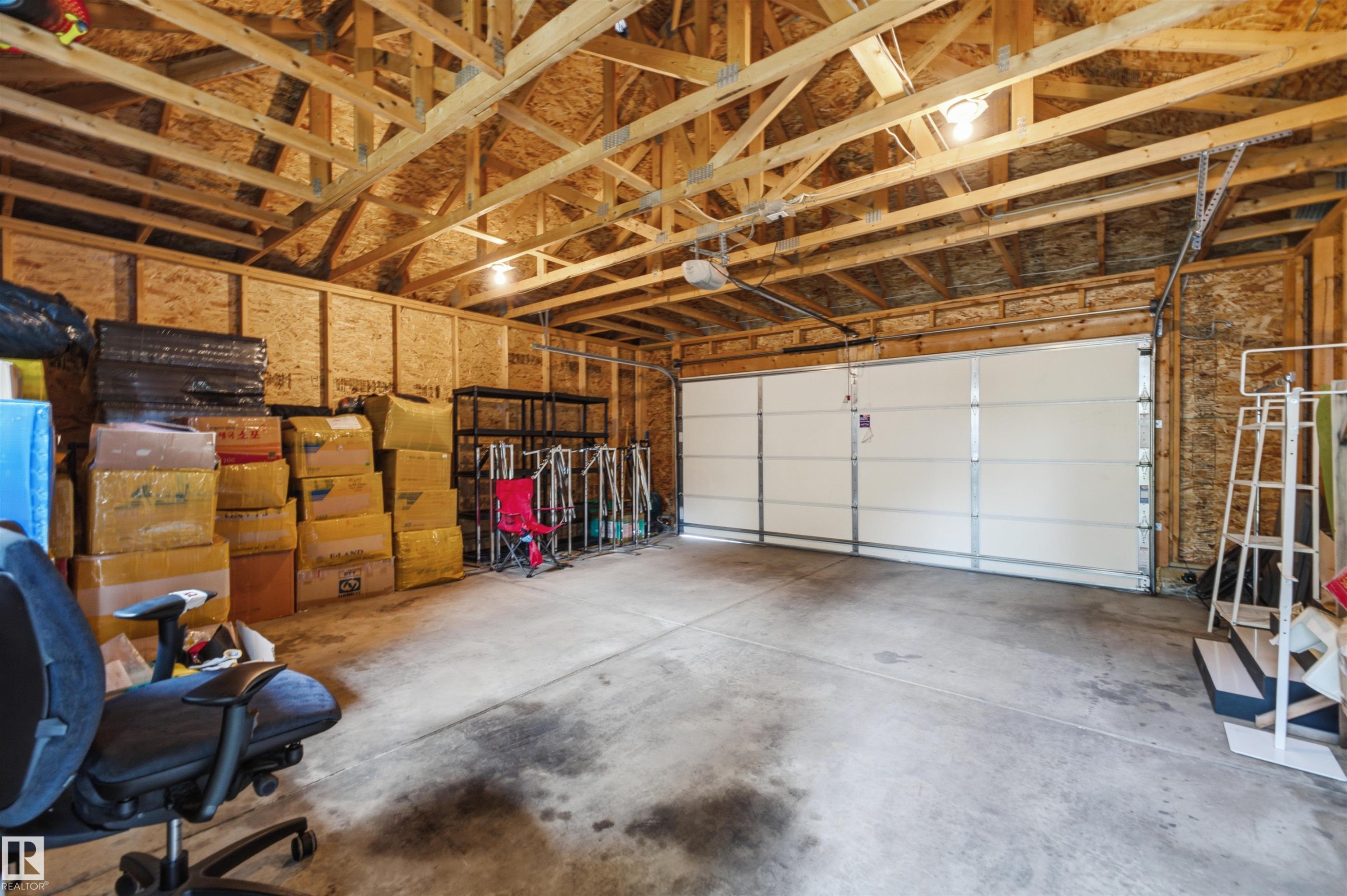 5315 Crabapple Loop Sw, Edmonton, AB - Indoor Photo Showing Garage