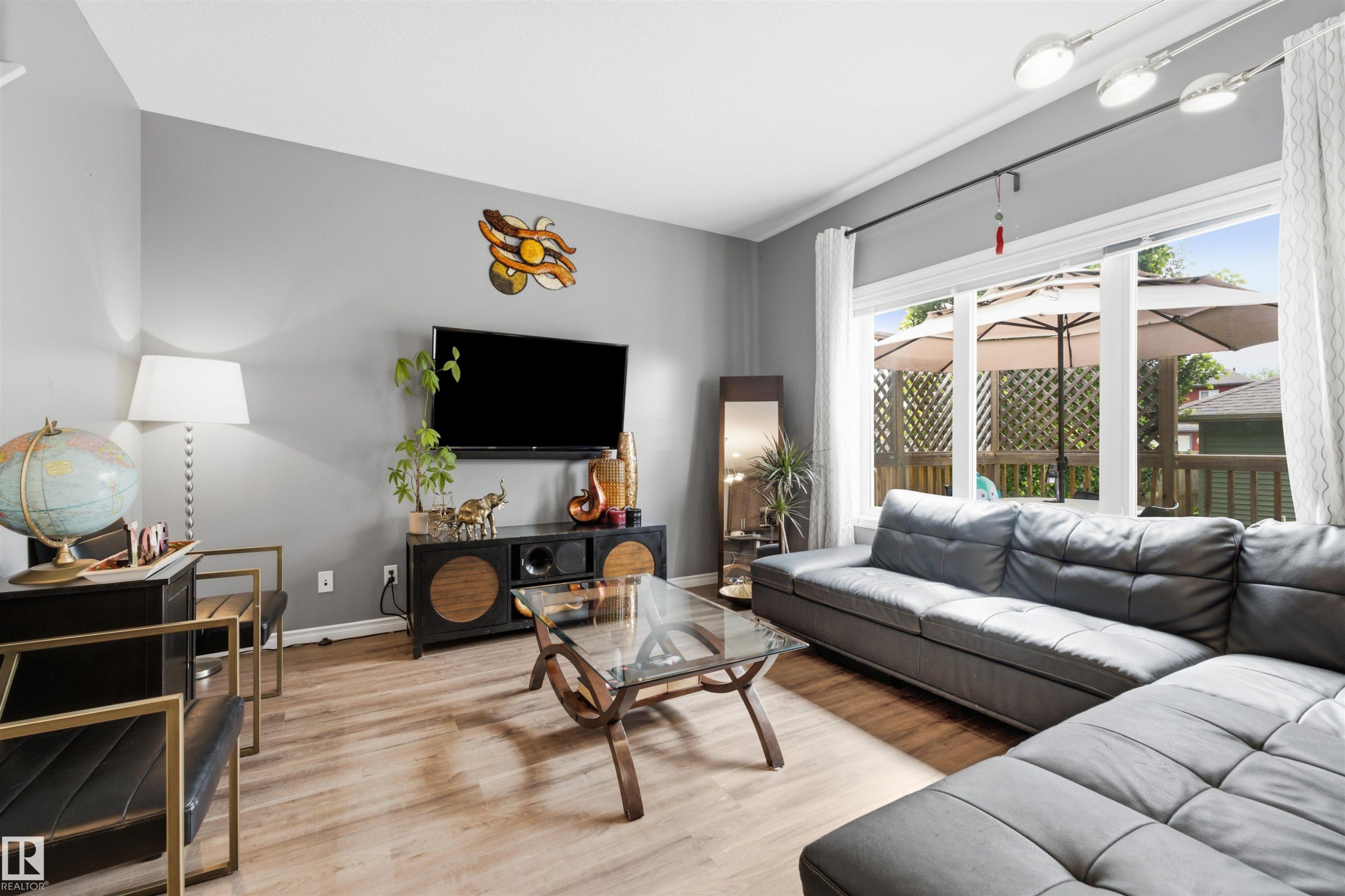 5315 Crabapple Loop Sw, Edmonton, AB - Indoor Photo Showing Living Room