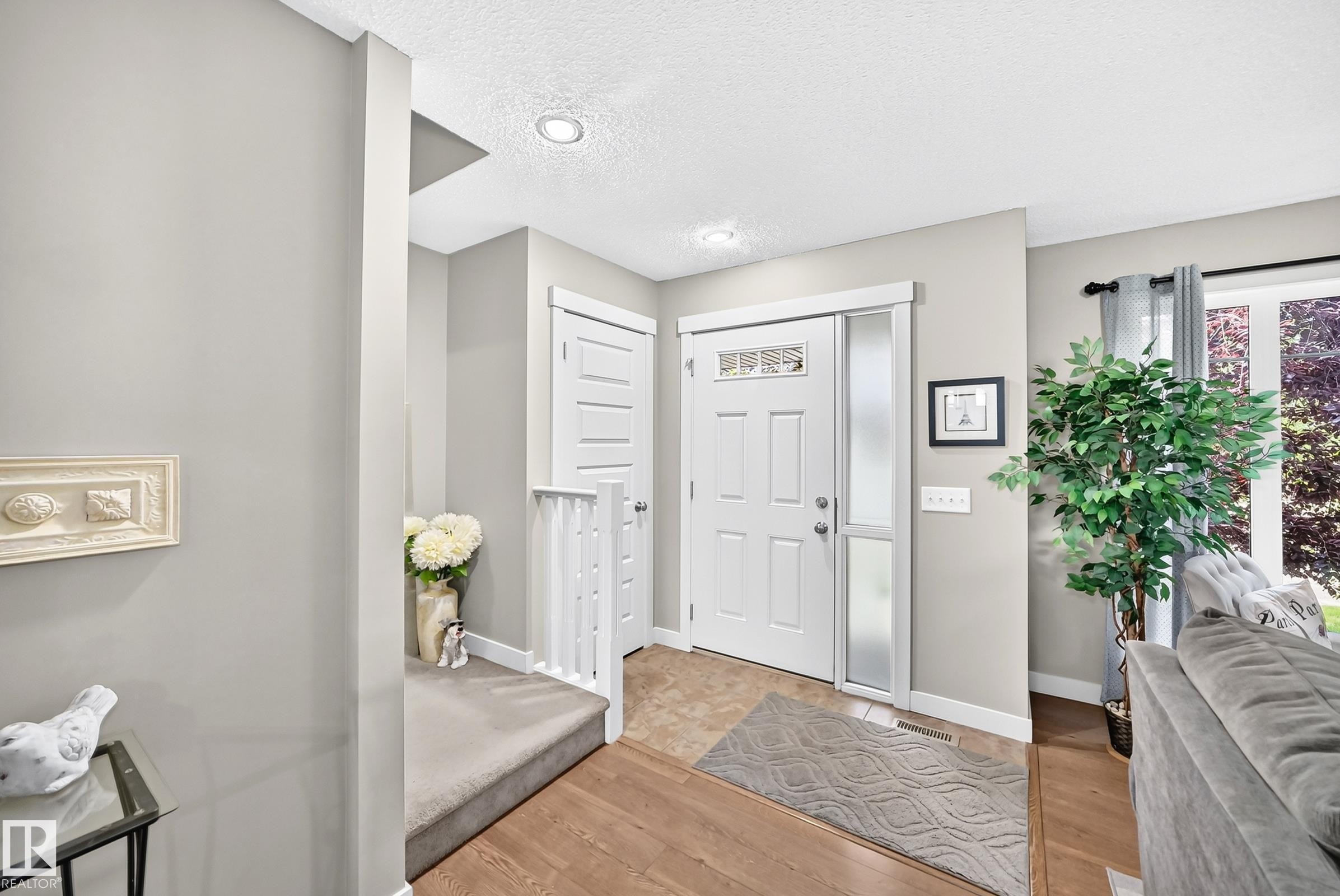 Entrance foyer - 466 Chappelle Drive Sw, Edmonton, AB - Indoor Photo Showing Other Room