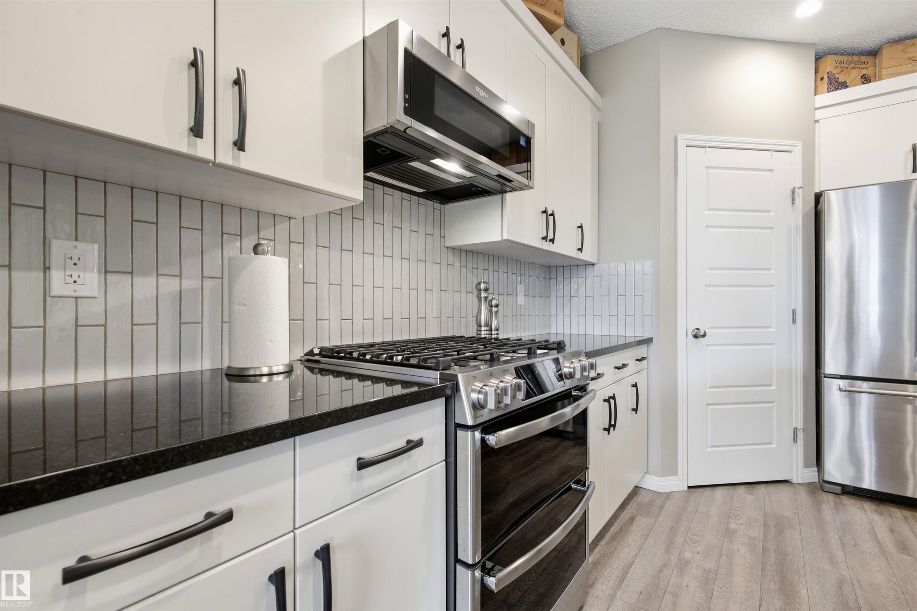 20127 19 Avenue Nw, Edmonton, AB - Indoor Photo Showing Kitchen With Stainless Steel Kitchen With Upgraded Kitchen