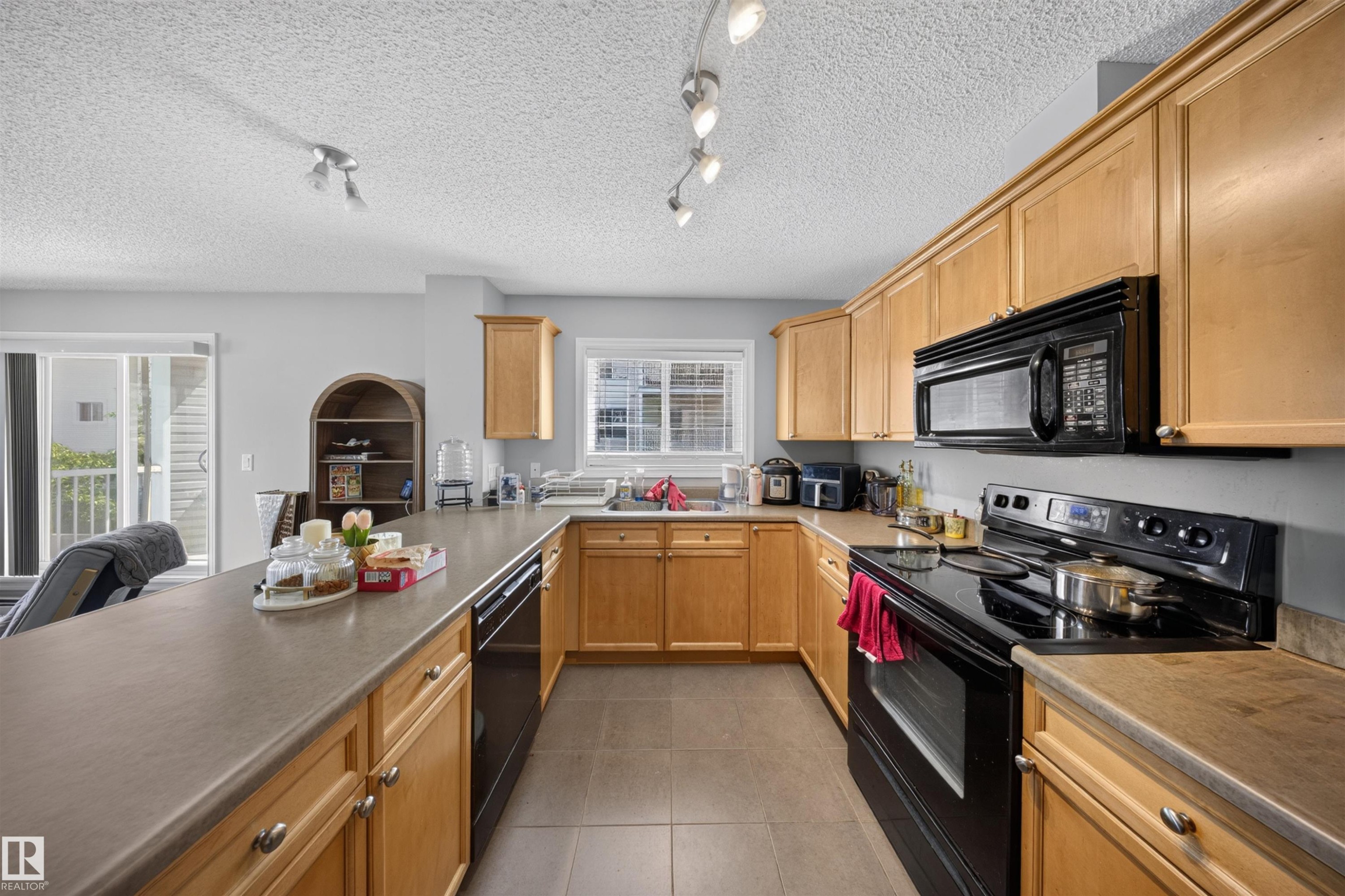 #215 4403 23 St Nw, Edmonton, AB - Indoor Photo Showing Kitchen