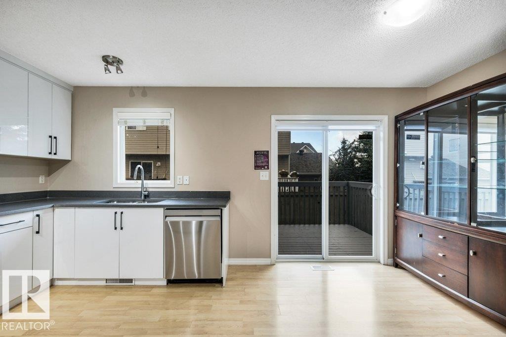 #33 2503 24 St Nw, Edmonton, AB - Indoor Photo Showing Kitchen
