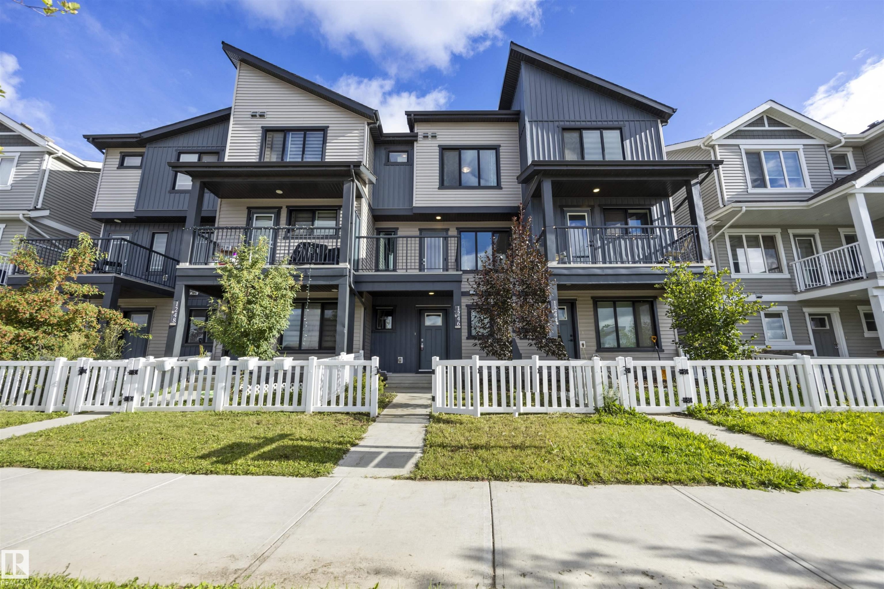 1246 Aster Boulevard Nw, Edmonton, AB - Outdoor With Facade