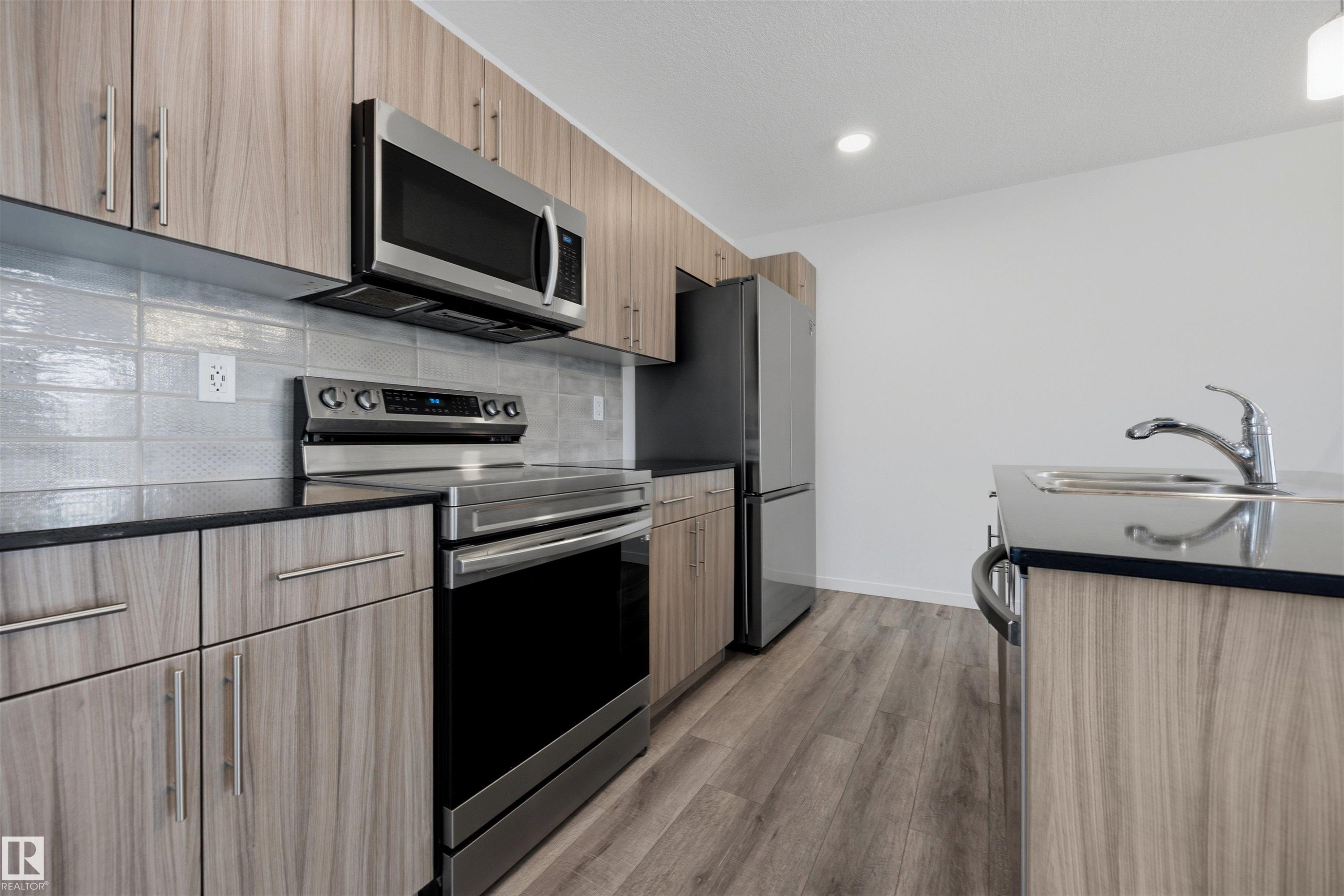 1246 Aster Boulevard Nw, Edmonton, AB - Indoor Photo Showing Kitchen