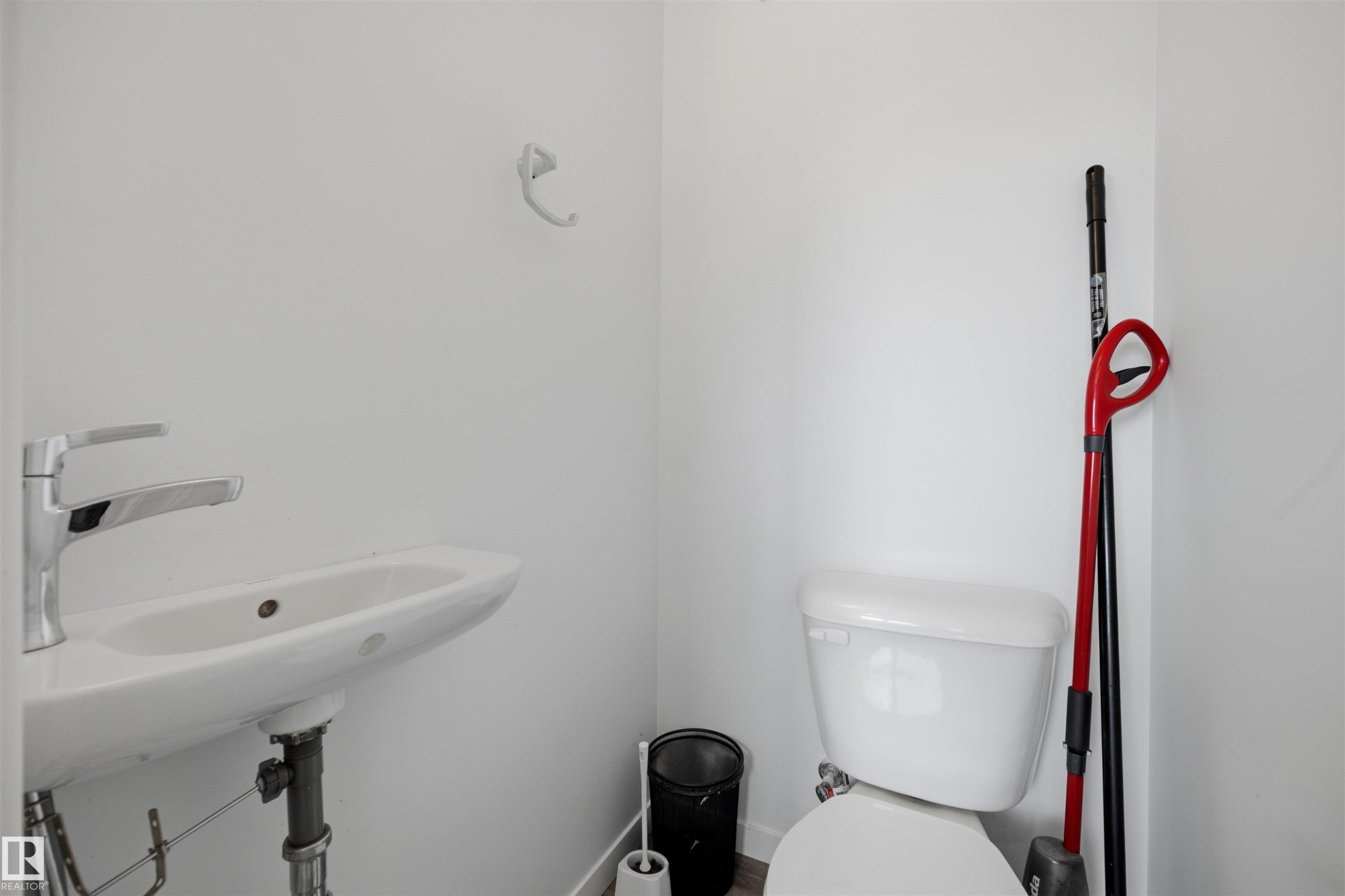 1246 Aster Boulevard Nw, Edmonton, AB - Indoor Photo Showing Bathroom
