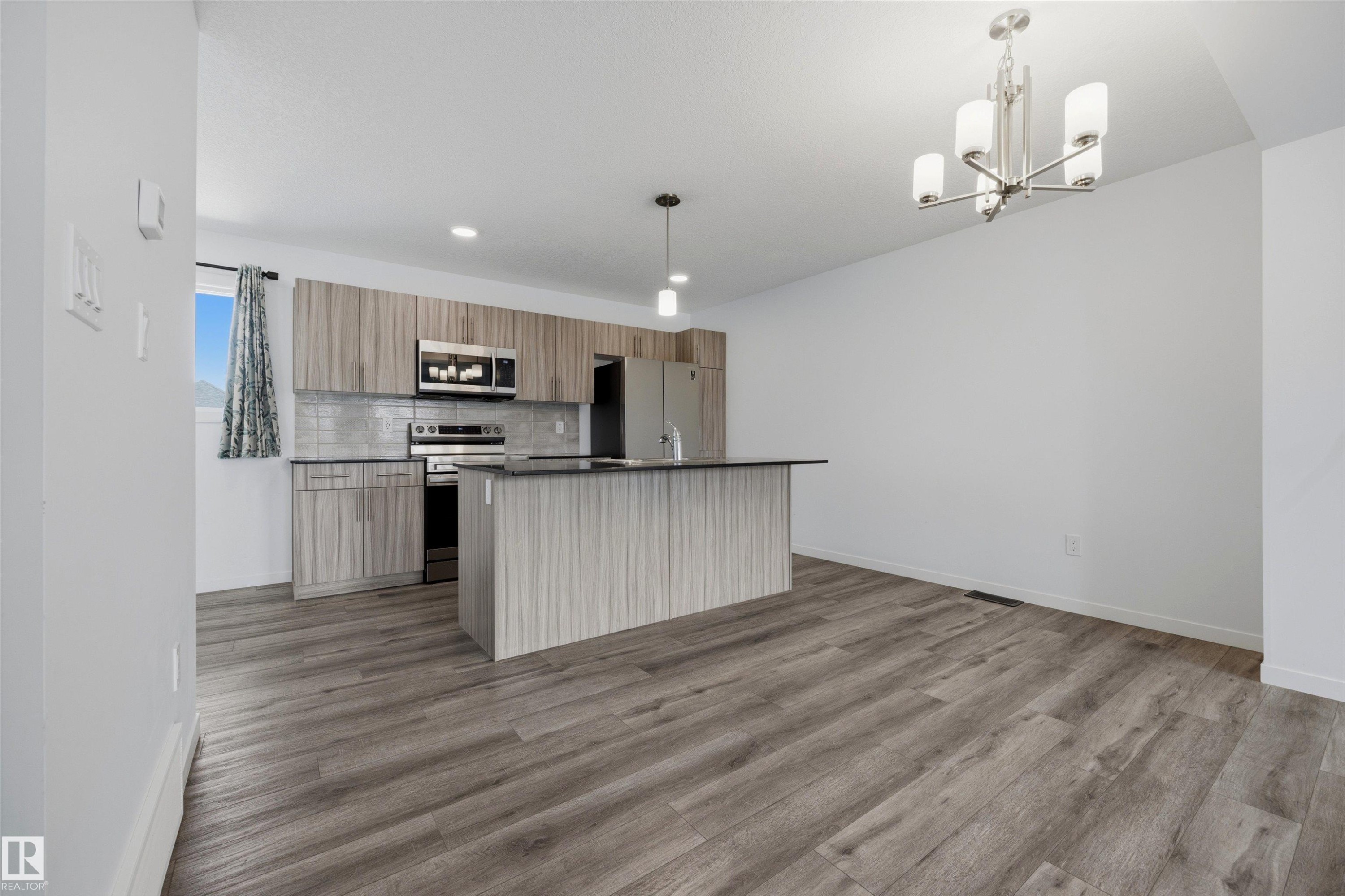 1246 Aster Boulevard Nw, Edmonton, AB - Indoor Photo Showing Kitchen