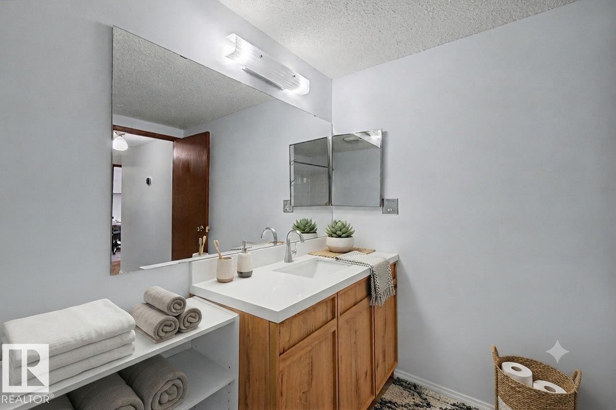 14541 121 Street Nw, Edmonton, AB - Indoor Photo Showing Bathroom