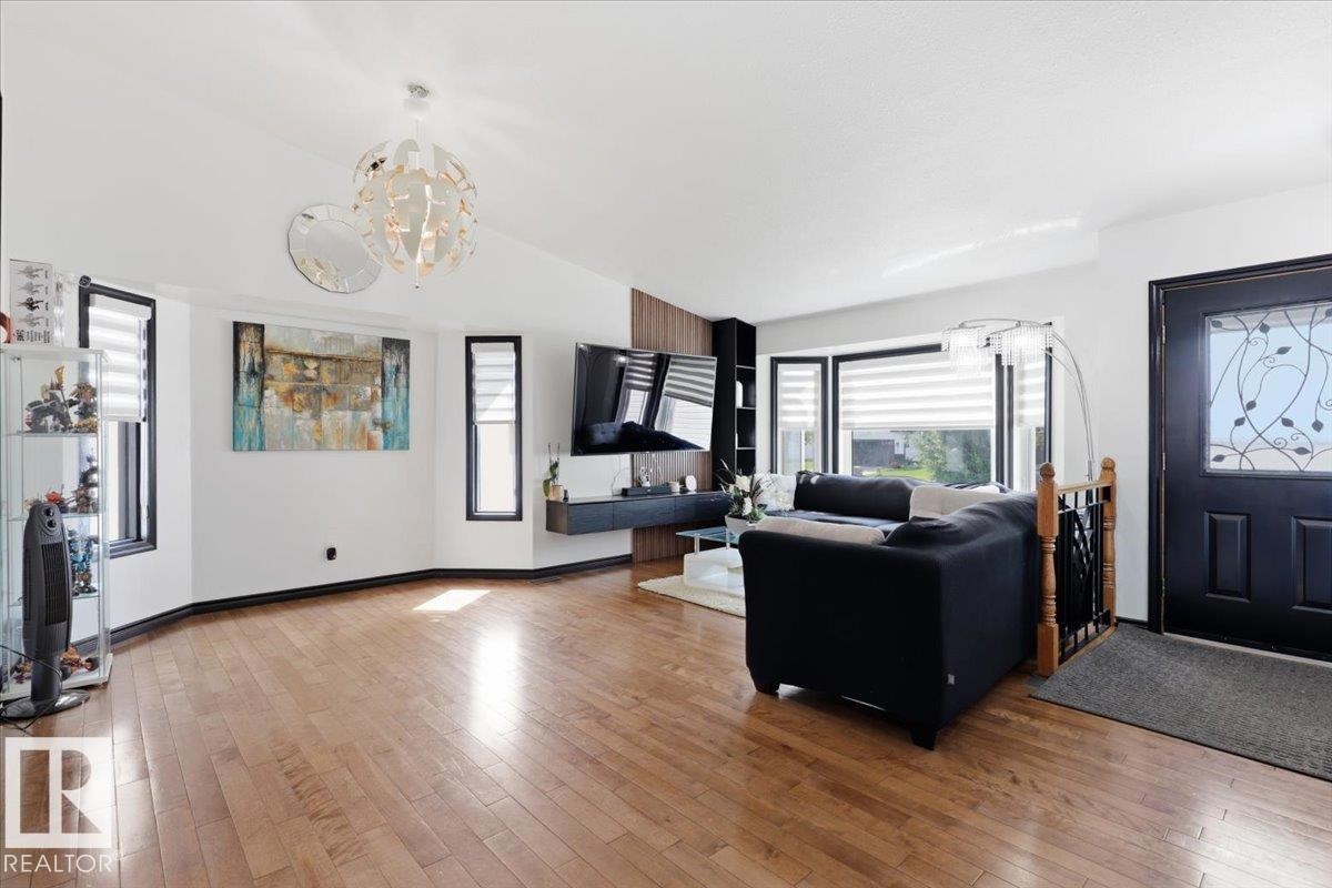 242 Northmount Drive, Wetaskiwin, AB - Indoor Photo Showing Living Room