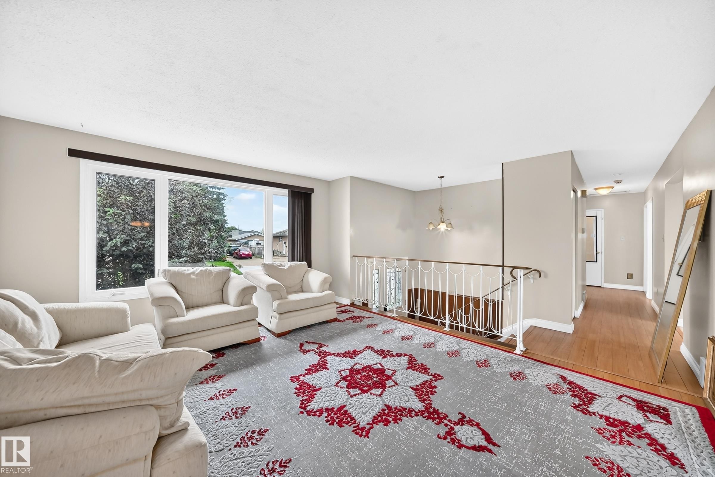 31 Hughes Road Nw, Edmonton, AB - Indoor Photo Showing Living Room