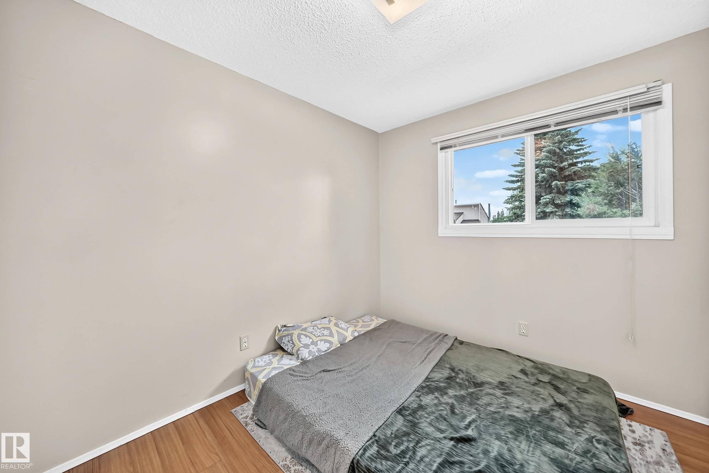 31 Hughes Road Nw, Edmonton, AB - Indoor Photo Showing Bedroom
