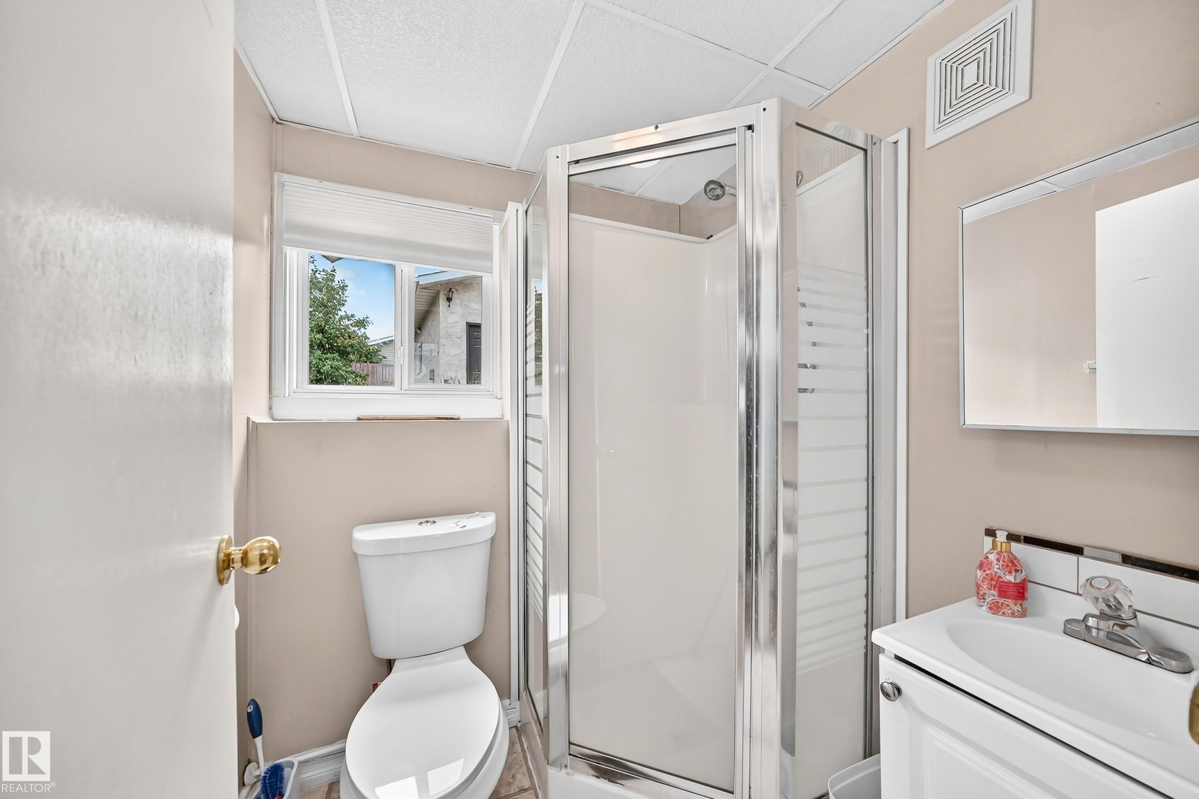 31 Hughes Road Nw, Edmonton, AB - Indoor Photo Showing Bathroom