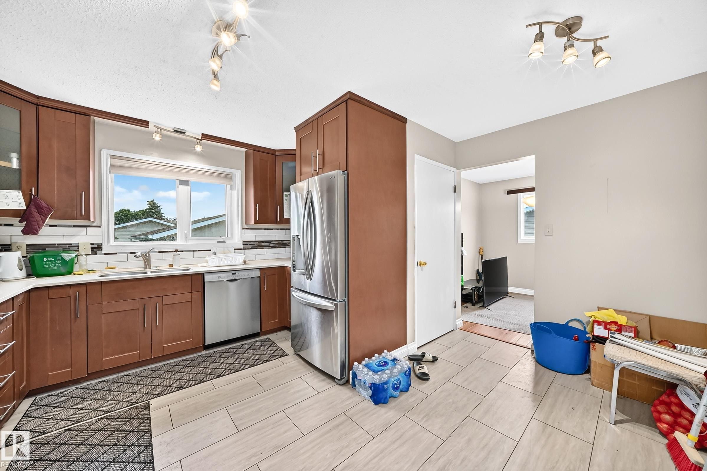 31 Hughes Road Nw, Edmonton, AB - Indoor Photo Showing Kitchen With Double Sink