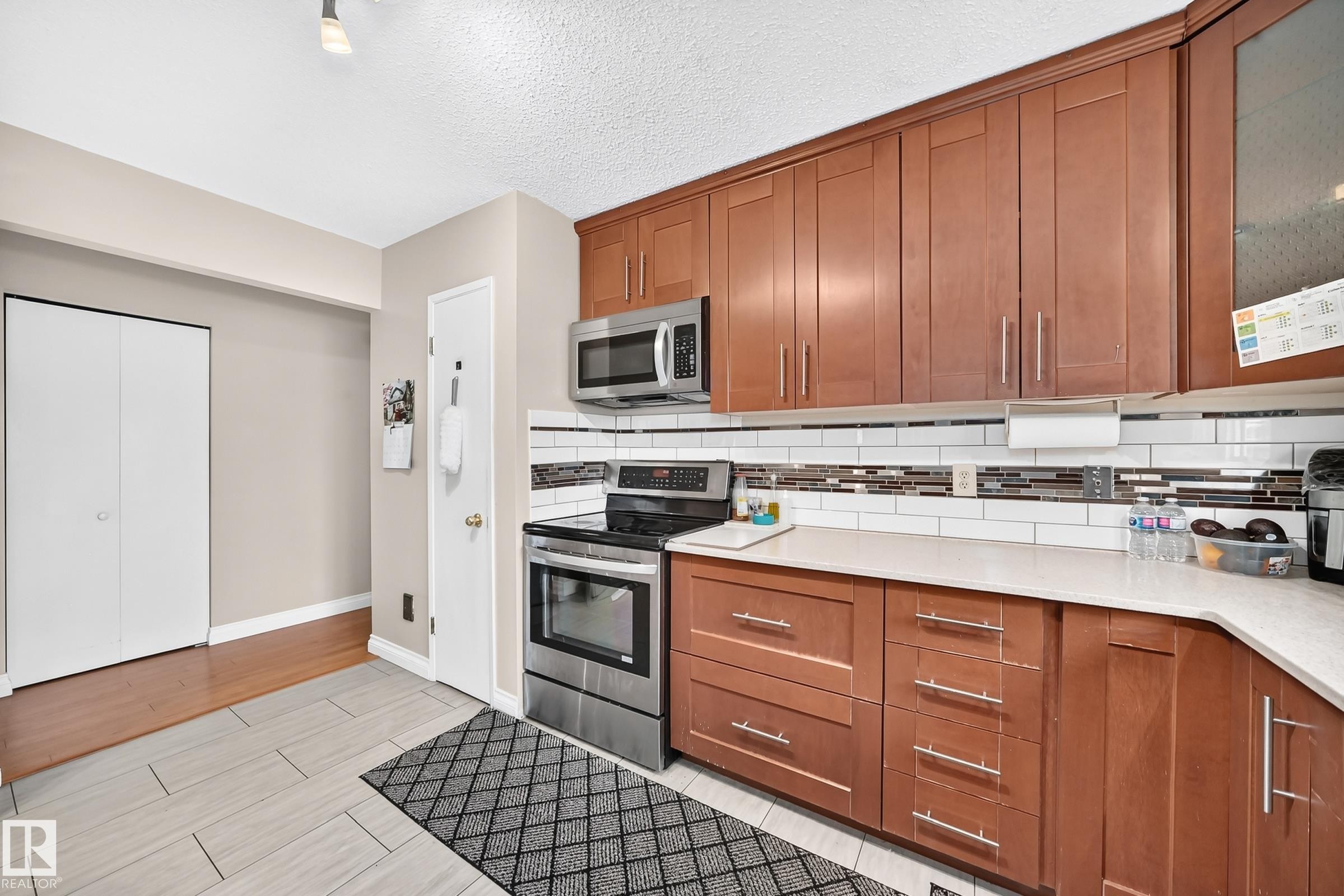 31 Hughes Road Nw, Edmonton, AB - Indoor Photo Showing Kitchen