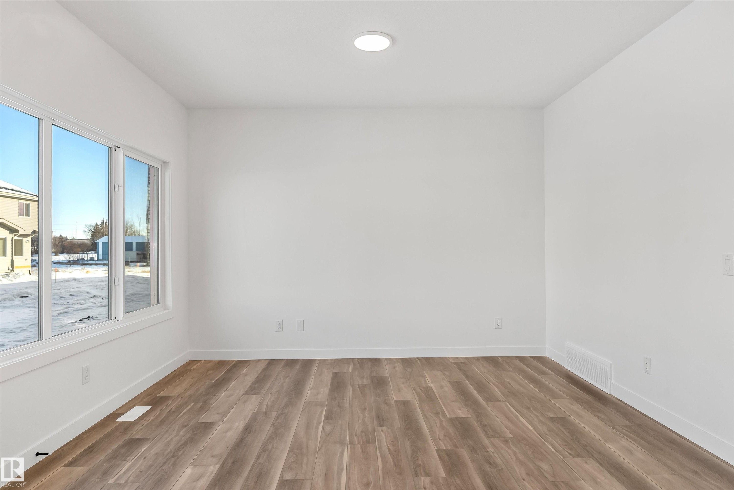 920 18 Avenue Nw, Edmonton, AB - Indoor Photo Showing Other Room