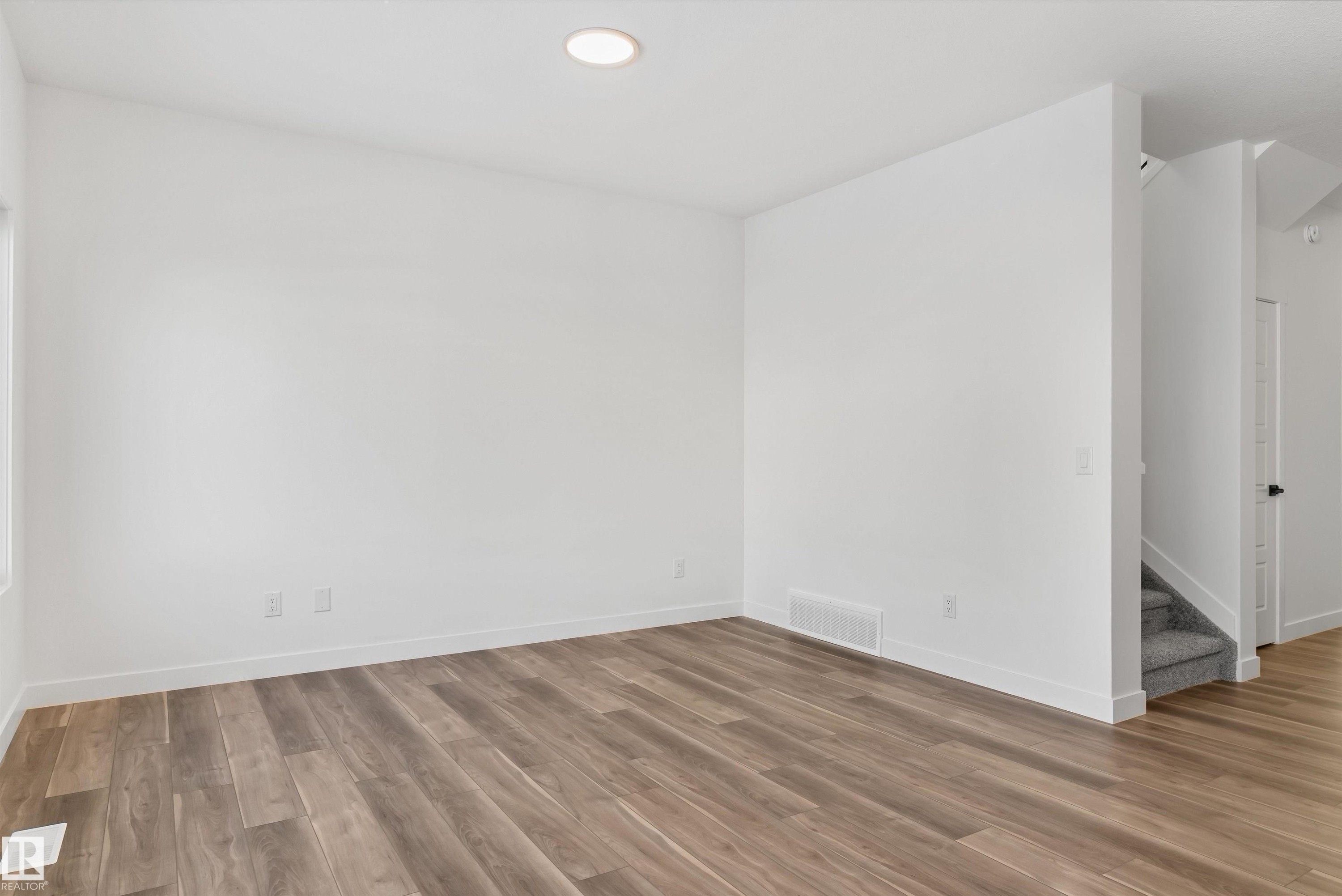 920 18 Avenue Nw, Edmonton, AB - Indoor Photo Showing Other Room