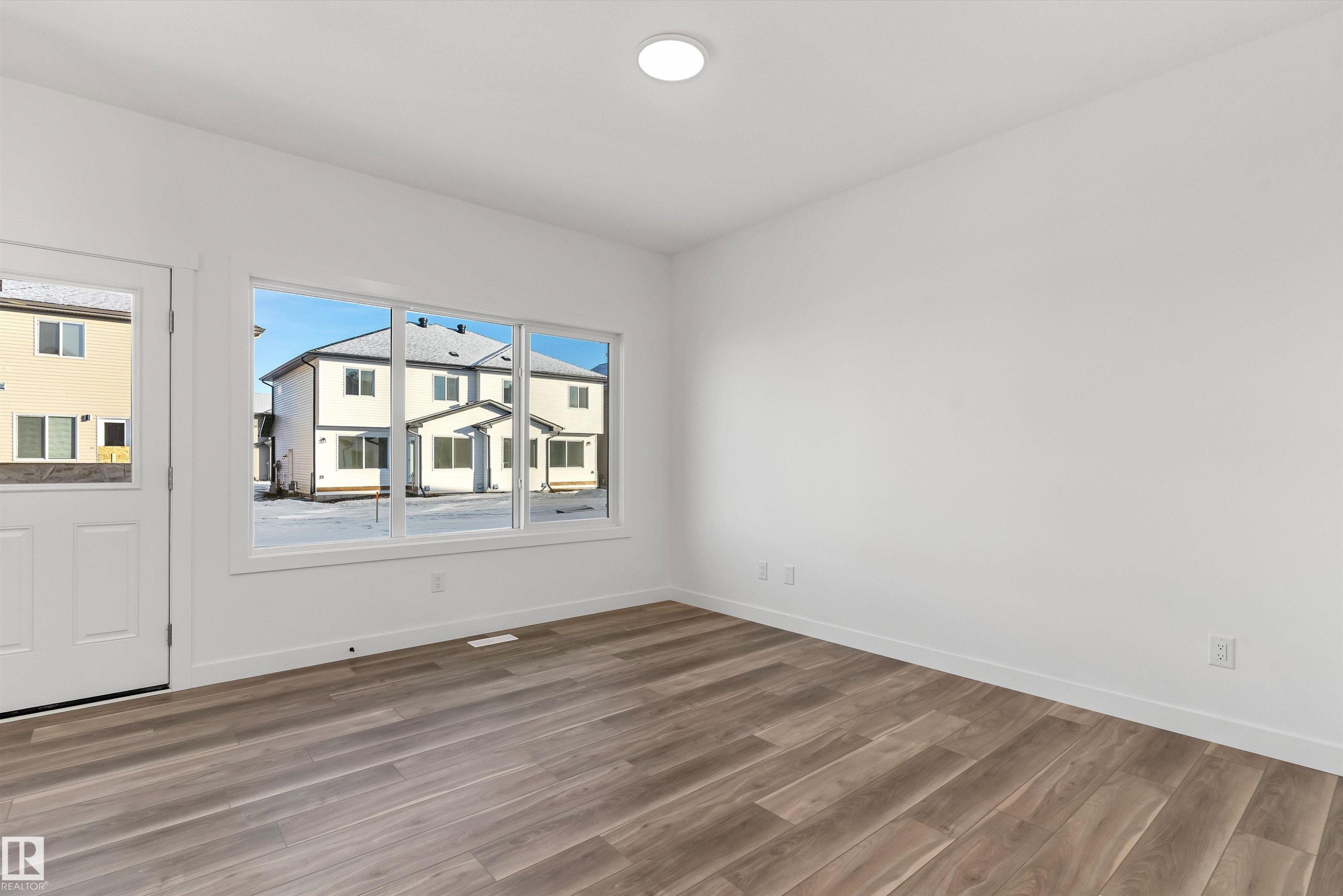 920 18 Avenue Nw, Edmonton, AB - Indoor Photo Showing Other Room