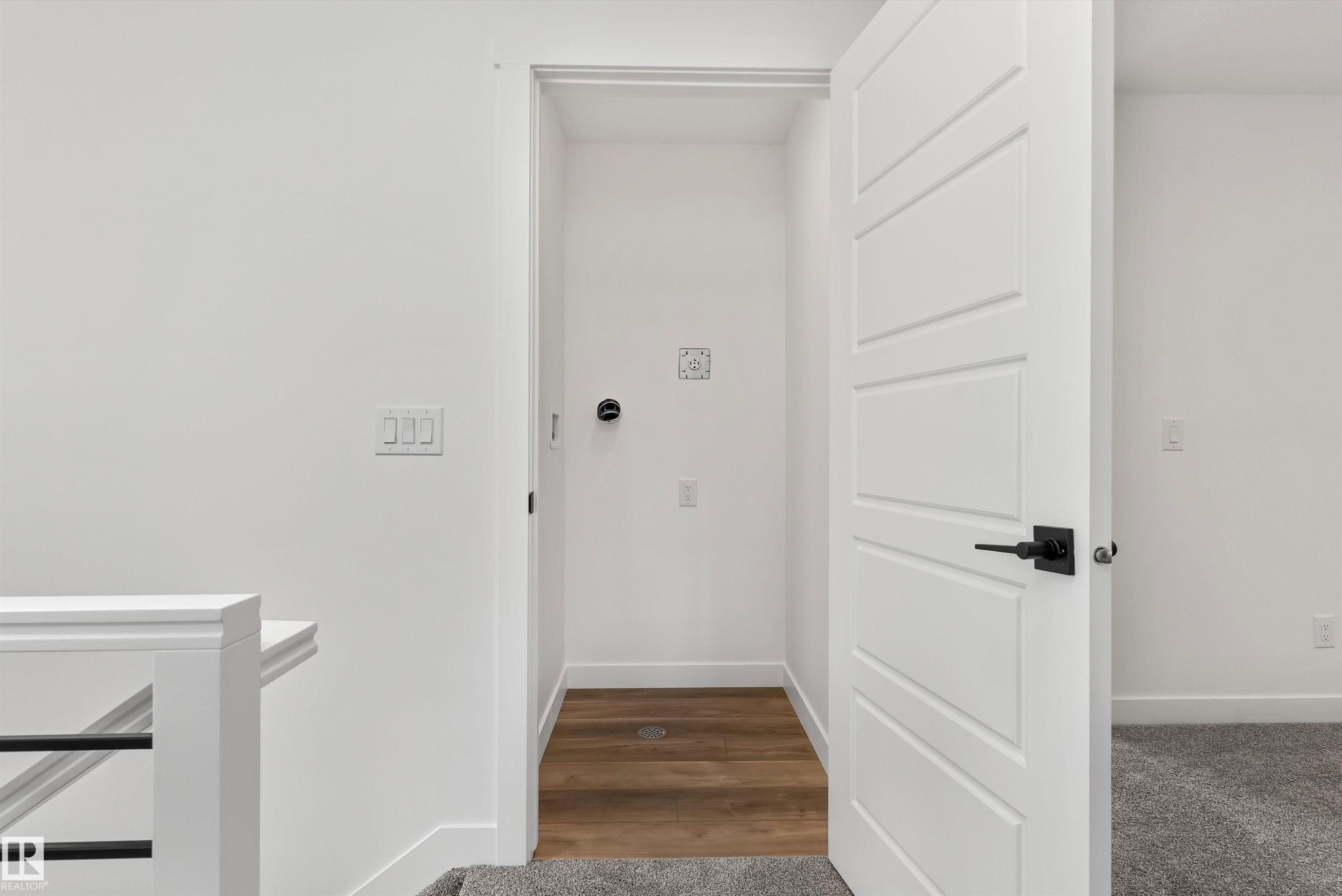 920 18 Avenue Nw, Edmonton, AB - Indoor Photo Showing Other Room