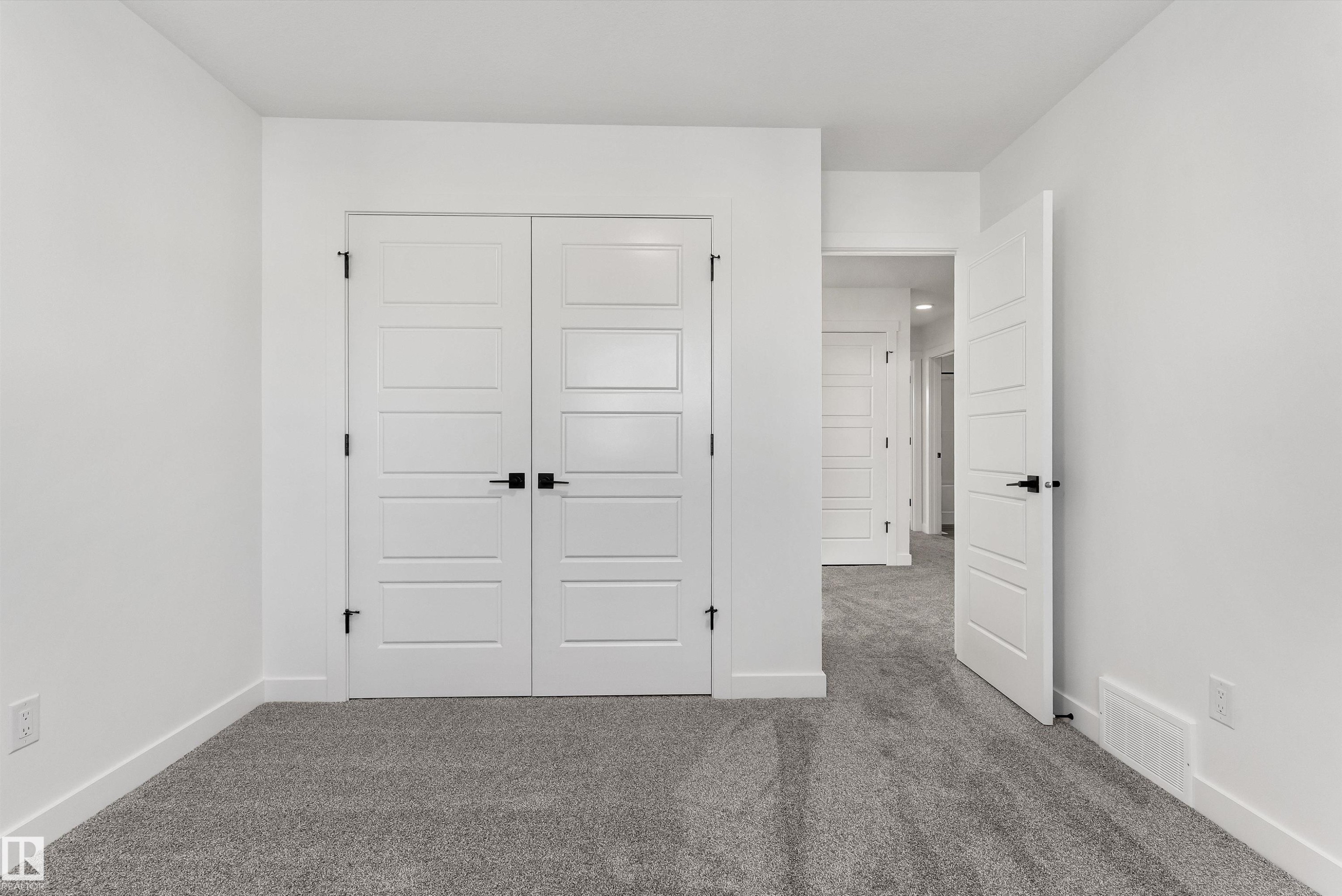920 18 Avenue Nw, Edmonton, AB - Indoor Photo Showing Other Room
