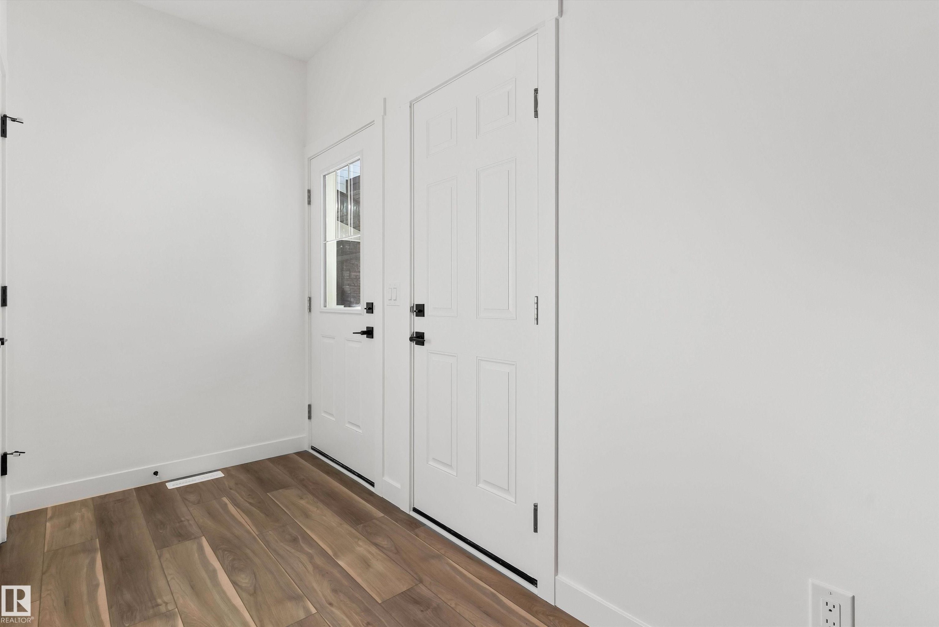 920 18 Avenue Nw, Edmonton, AB - Indoor Photo Showing Other Room