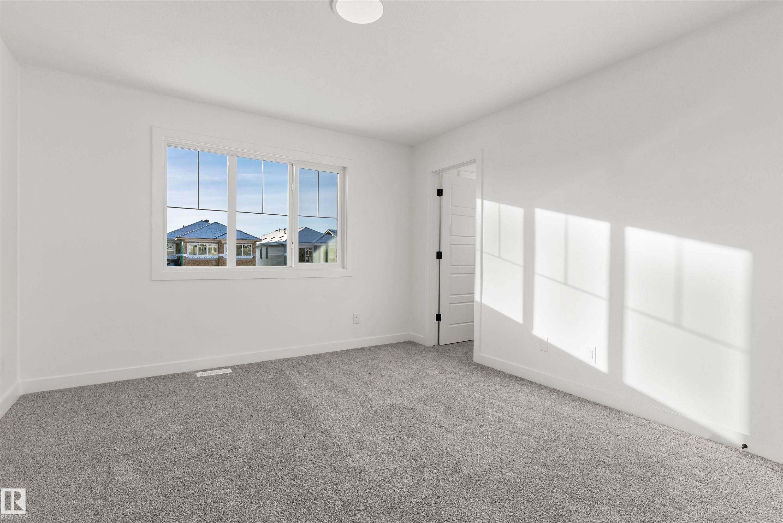 920 18 Avenue Nw, Edmonton, AB - Indoor Photo Showing Other Room