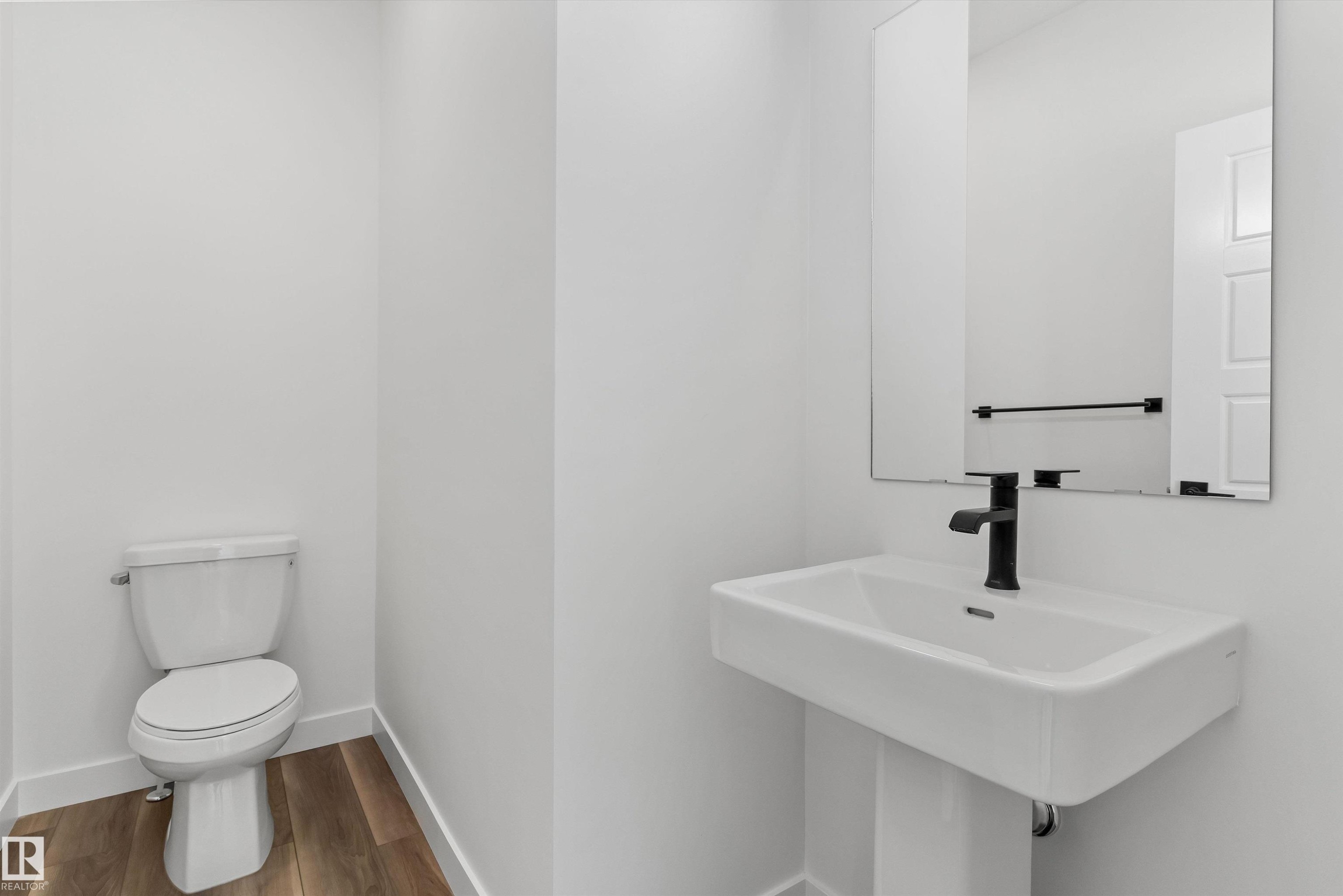 920 18 Avenue Nw, Edmonton, AB - Indoor Photo Showing Bathroom