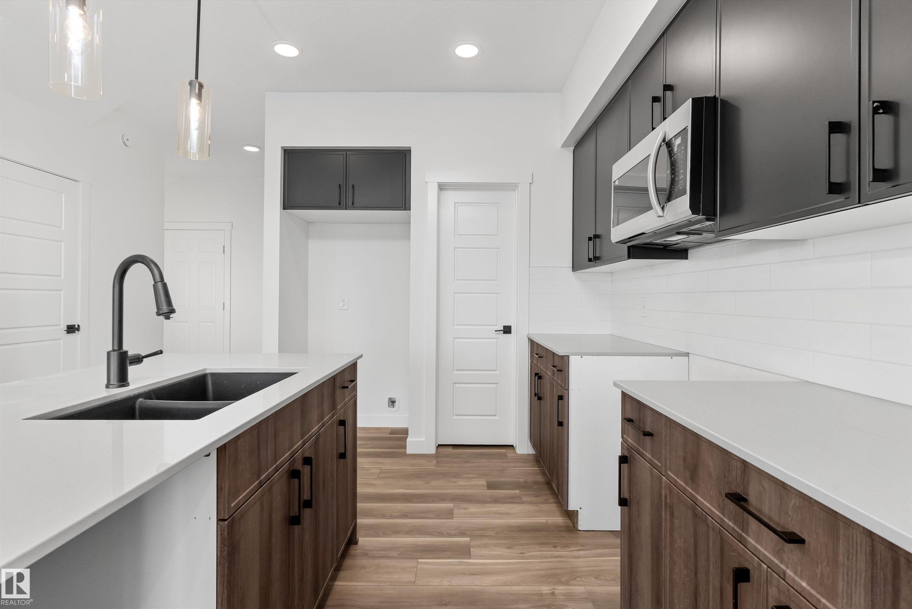 920 18 Avenue Nw, Edmonton, AB - Indoor Photo Showing Kitchen With Double Sink With Upgraded Kitchen