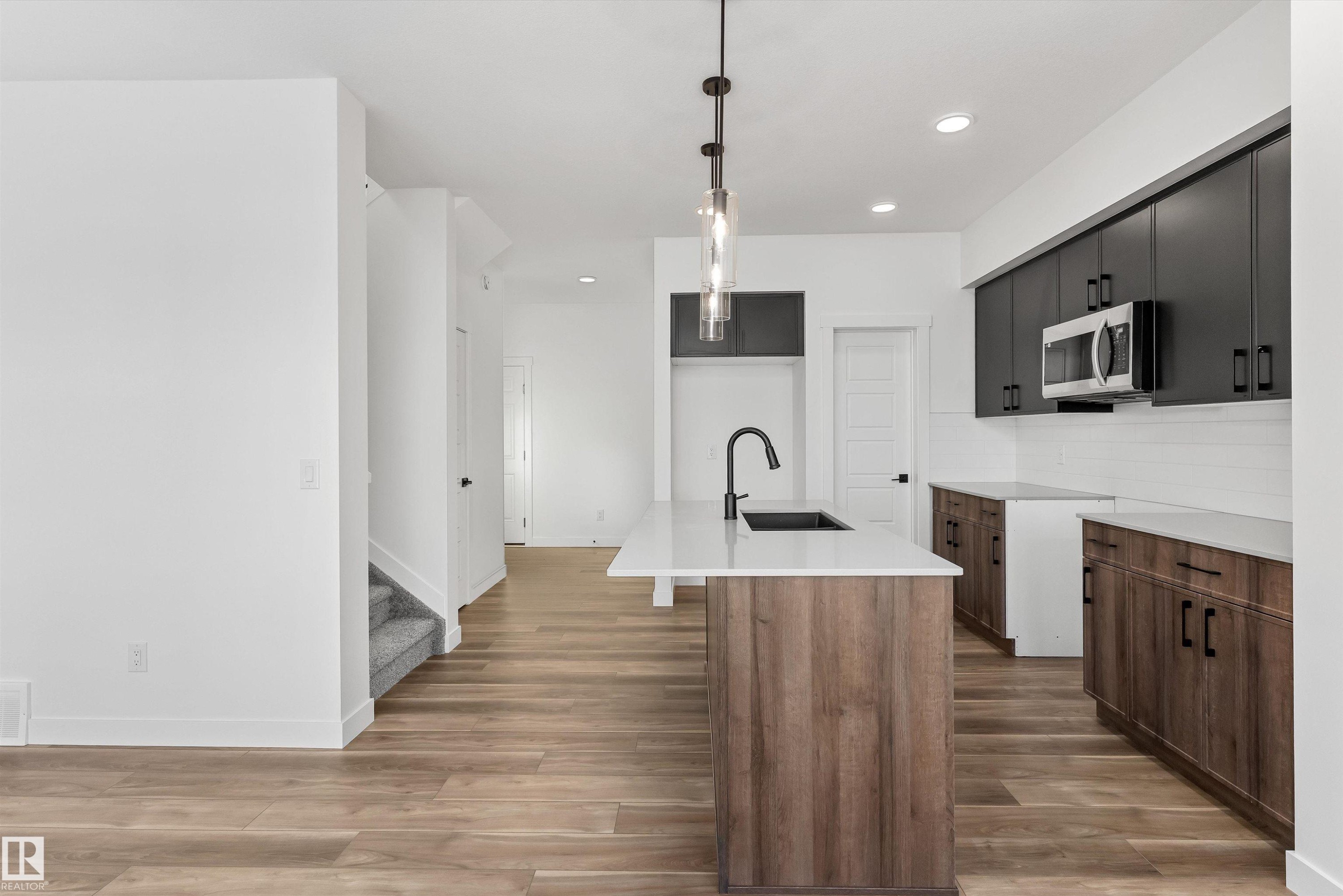 920 18 Avenue Nw, Edmonton, AB - Indoor Photo Showing Kitchen