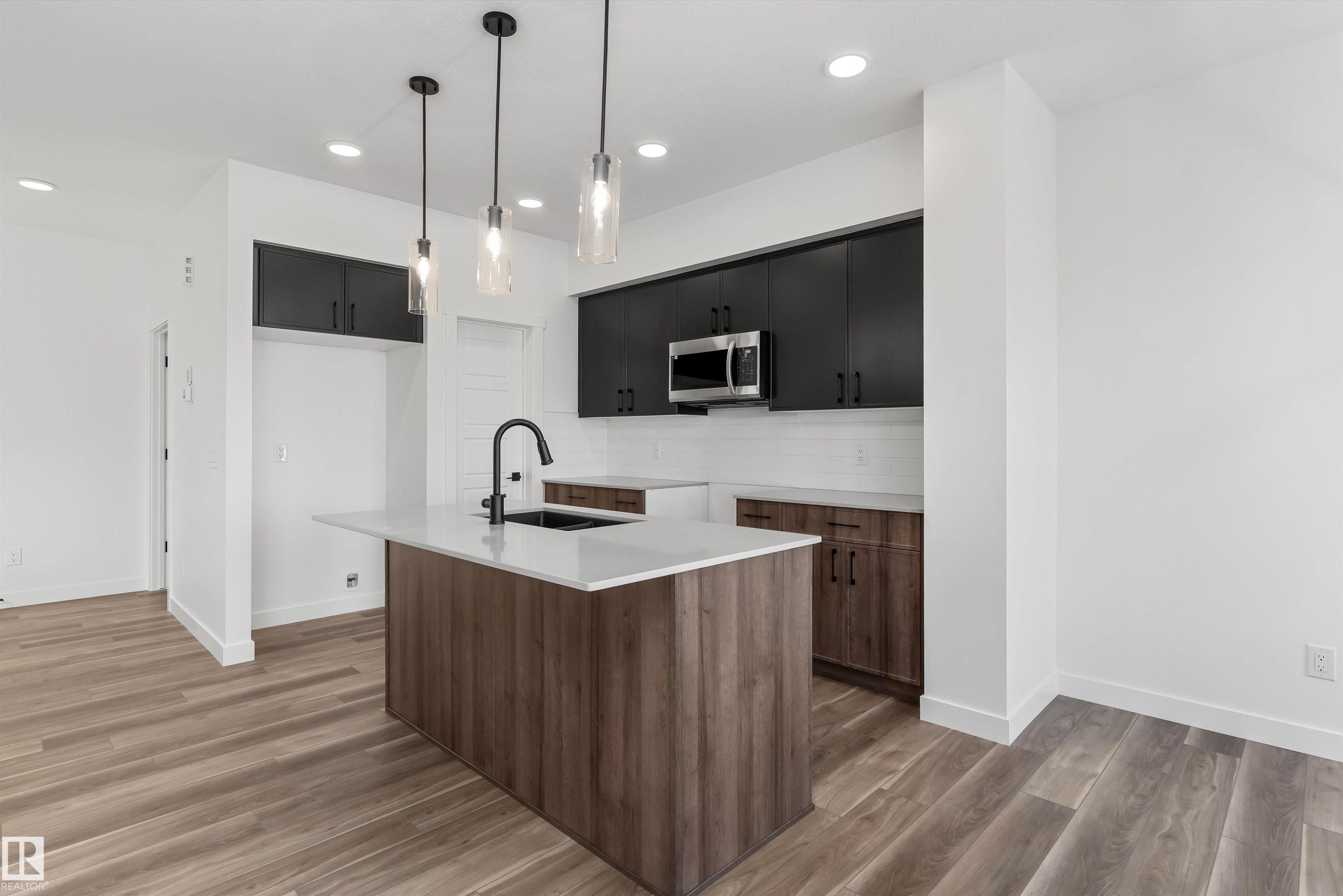 920 18 Avenue Nw, Edmonton, AB - Indoor Photo Showing Kitchen With Upgraded Kitchen