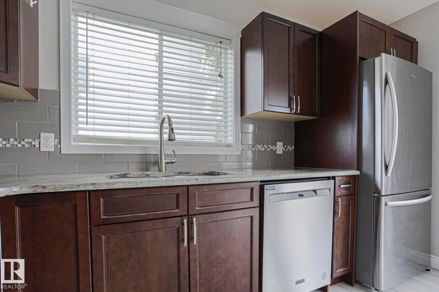 4 Landsdowne Drive, Spruce Grove, AB - Indoor Photo Showing Kitchen