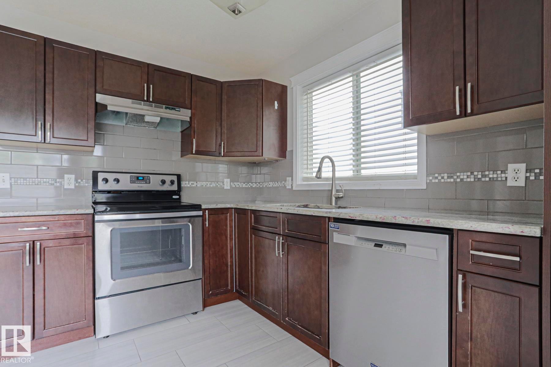 4 Landsdowne Drive, Spruce Grove, AB - Indoor Photo Showing Kitchen