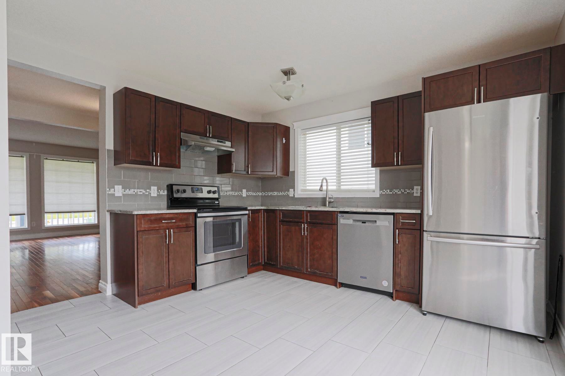 4 Landsdowne Drive, Spruce Grove, AB - Indoor Photo Showing Kitchen