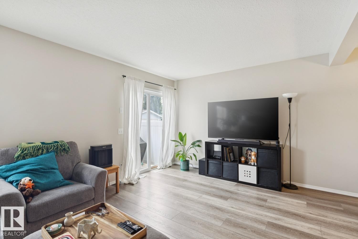 #22 230 Edwards Dr Sw, Edmonton, AB - Indoor Photo Showing Living Room