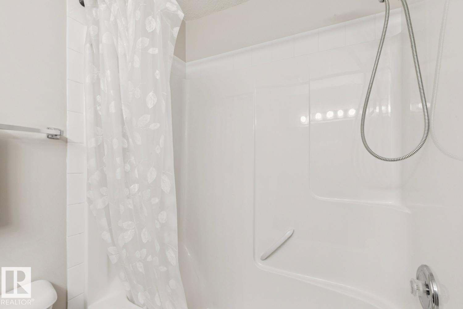 #22 230 Edwards Dr Sw, Edmonton, AB - Indoor Photo Showing Bathroom