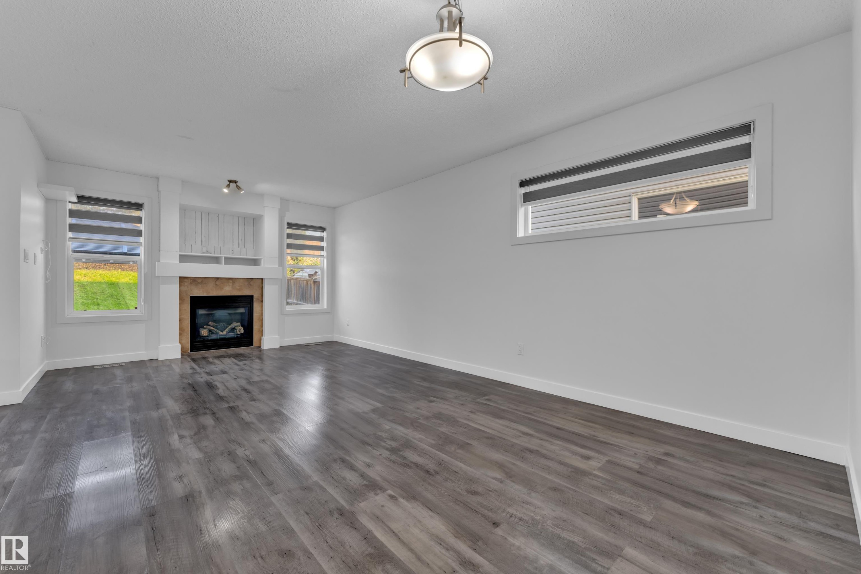 73 Hartwick Loop, Spruce Grove, AB - Indoor Photo Showing Living Room With Fireplace