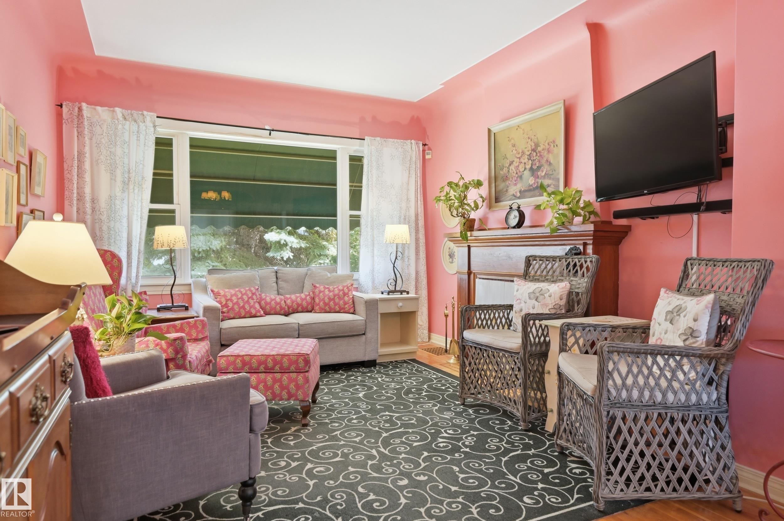 11518 101 Street Nw, Edmonton, AB - Indoor Photo Showing Living Room