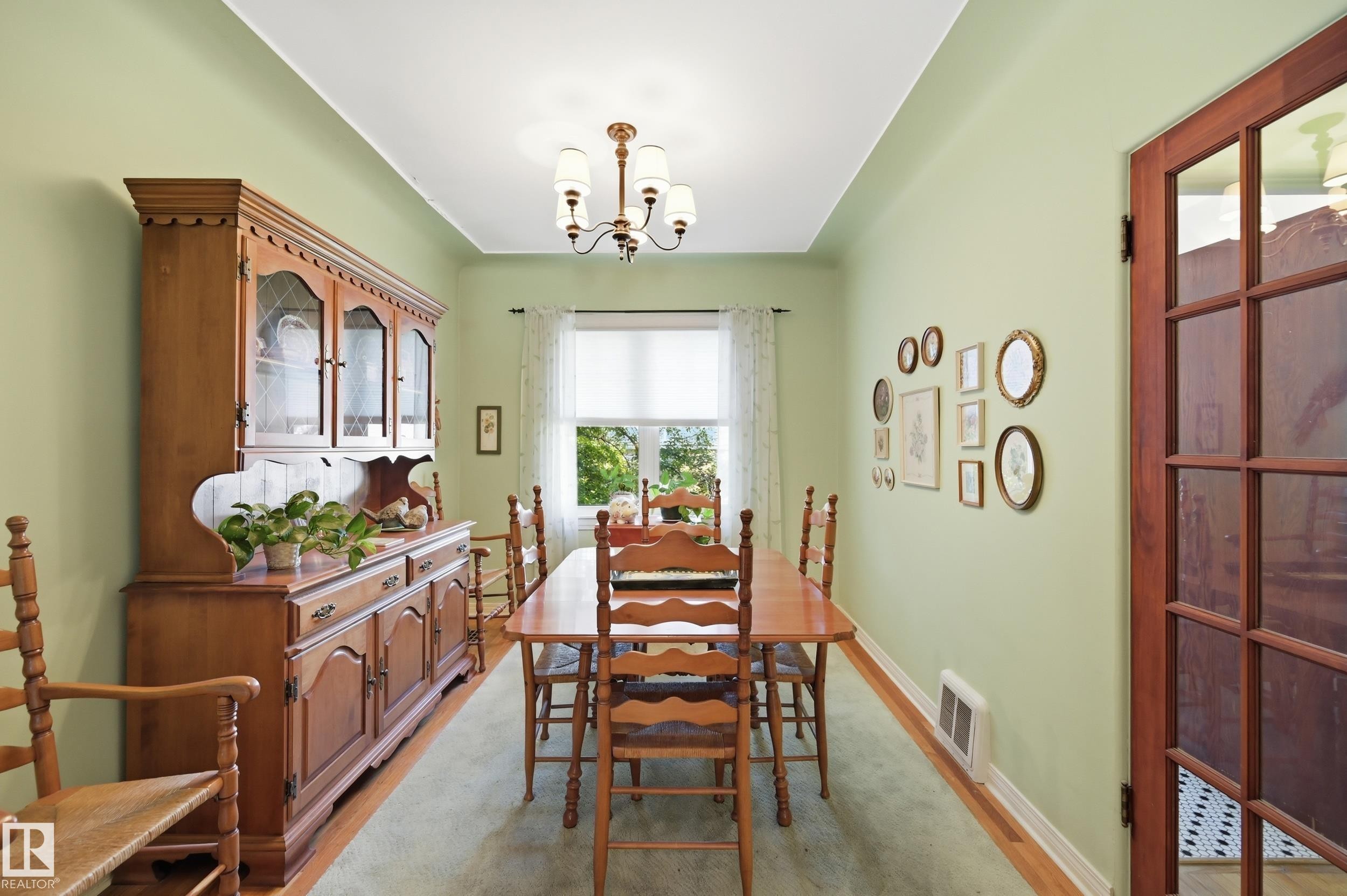 11518 101 Street Nw, Edmonton, AB - Indoor Photo Showing Dining Room