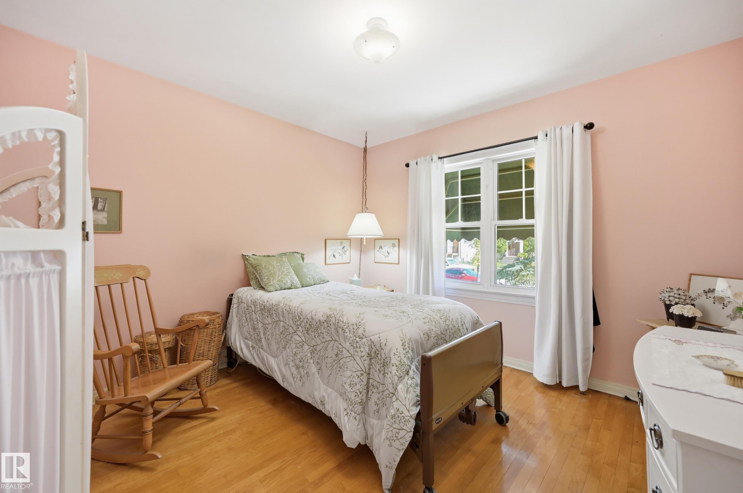 11518 101 Street Nw, Edmonton, AB - Indoor Photo Showing Bedroom