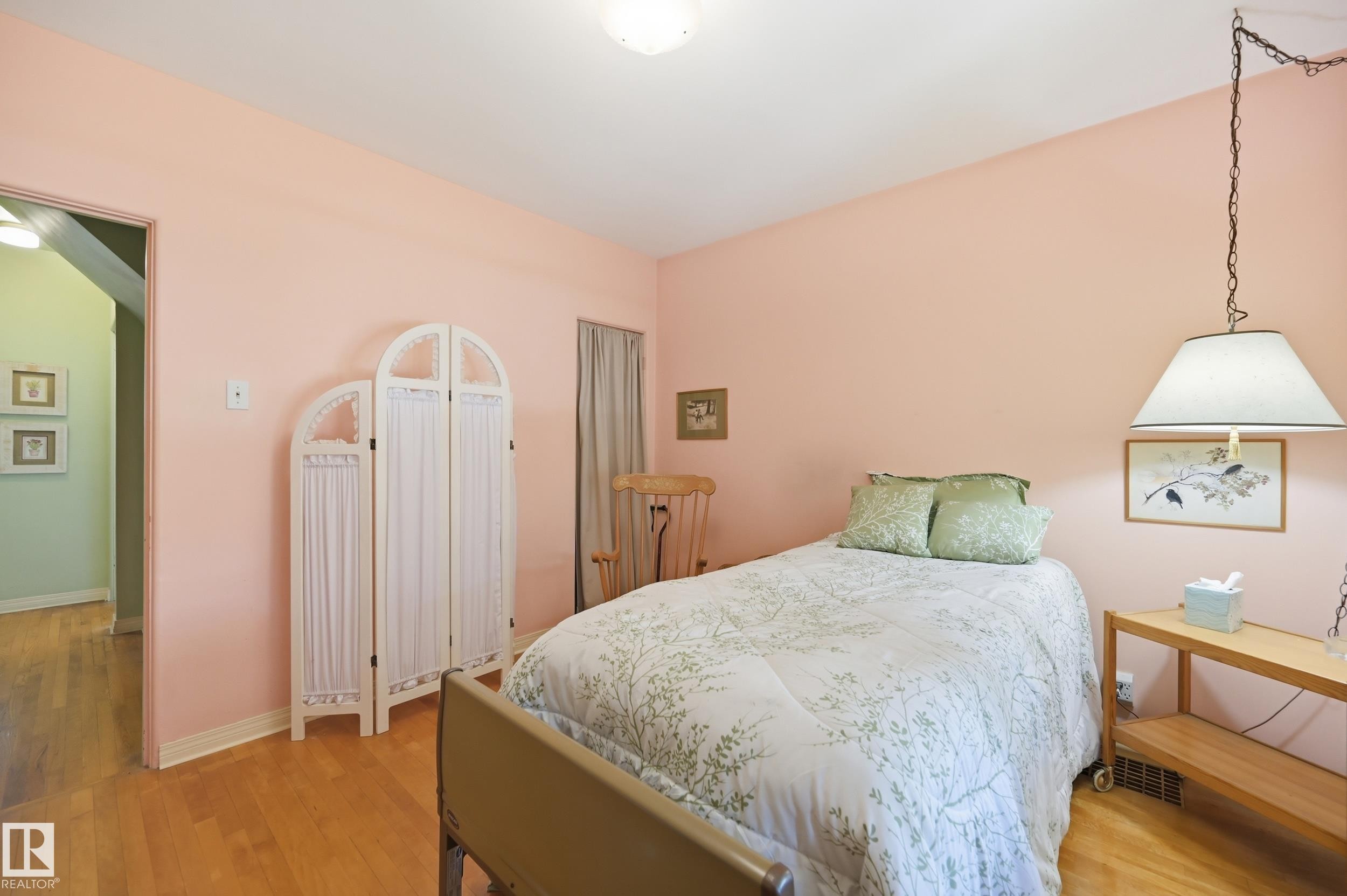 11518 101 Street Nw, Edmonton, AB - Indoor Photo Showing Bedroom