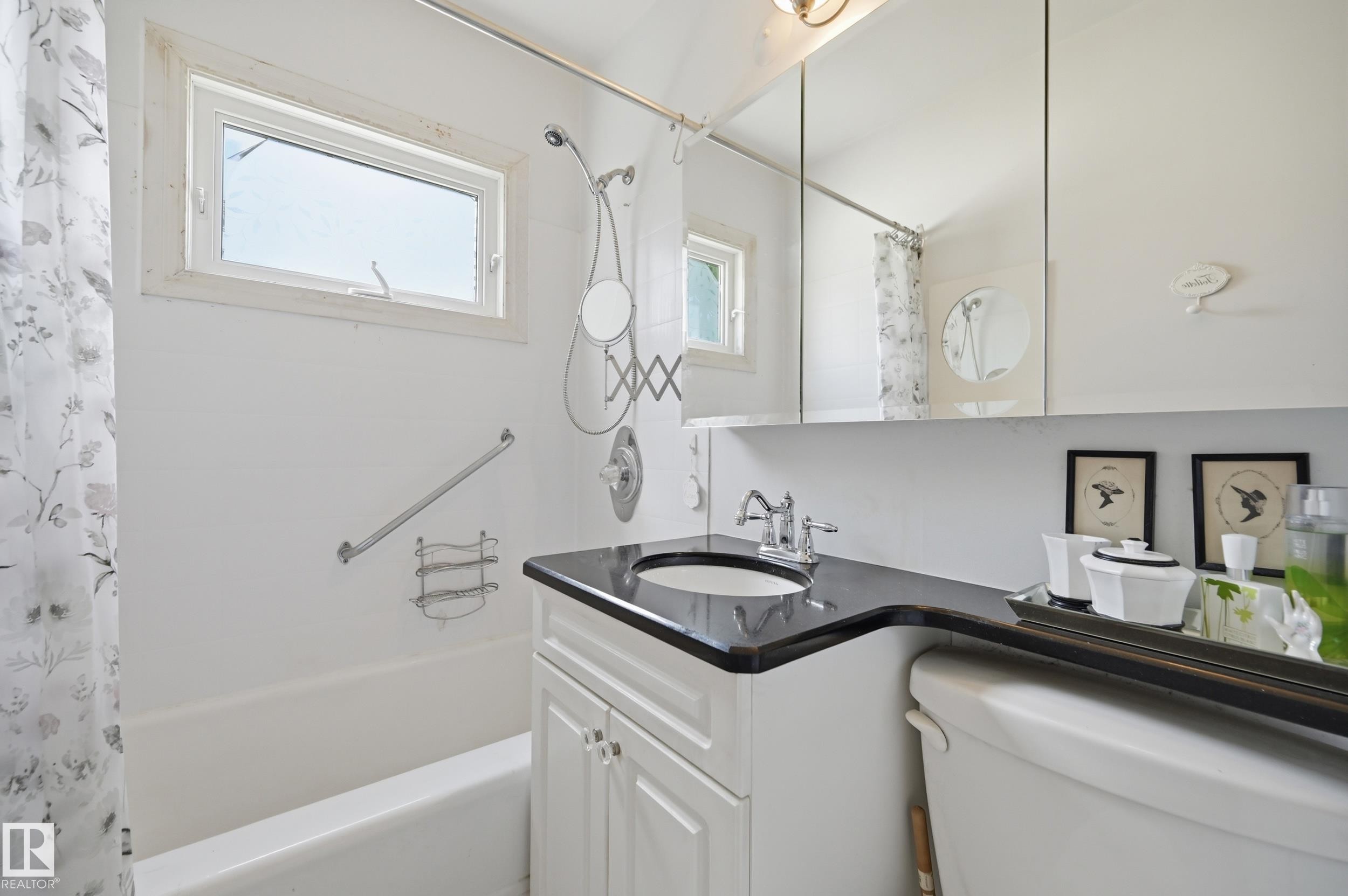 11518 101 Street Nw, Edmonton, AB - Indoor Photo Showing Bathroom