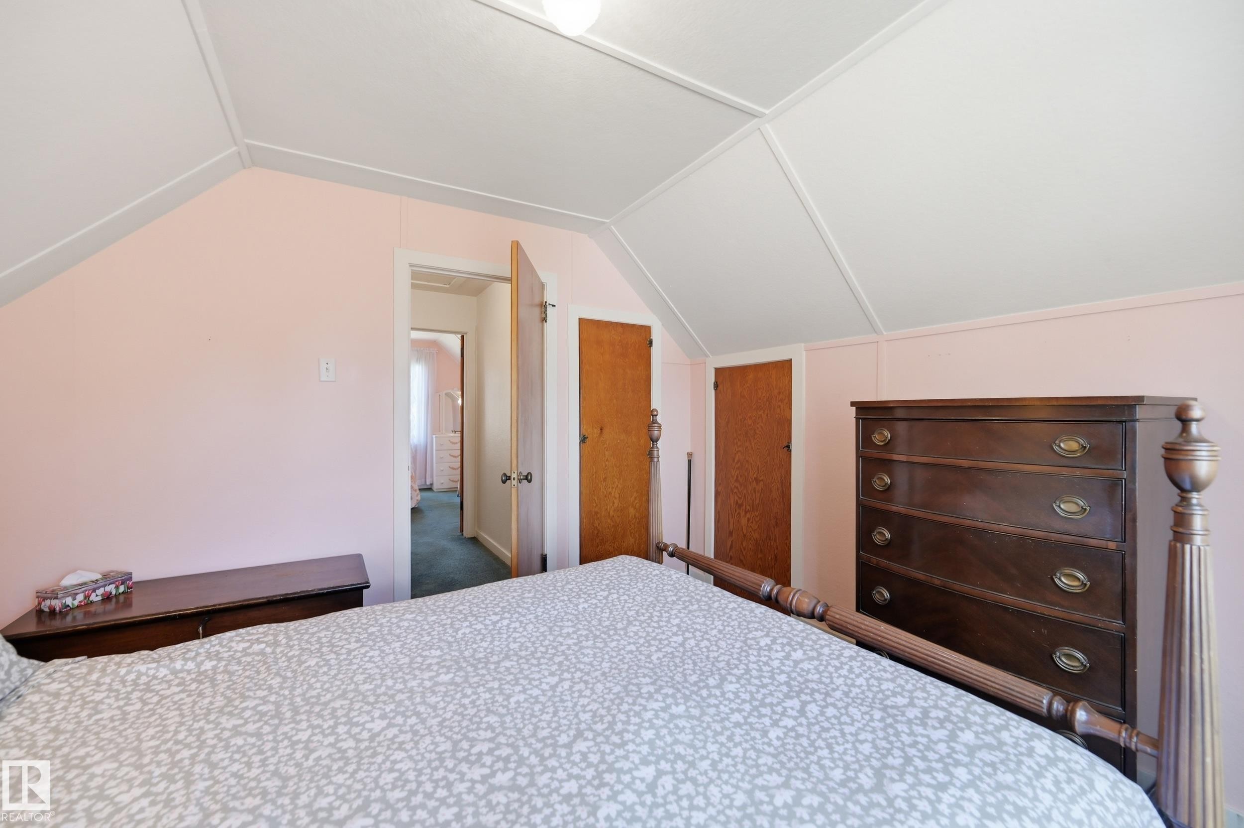 11518 101 Street Nw, Edmonton, AB - Indoor Photo Showing Bedroom