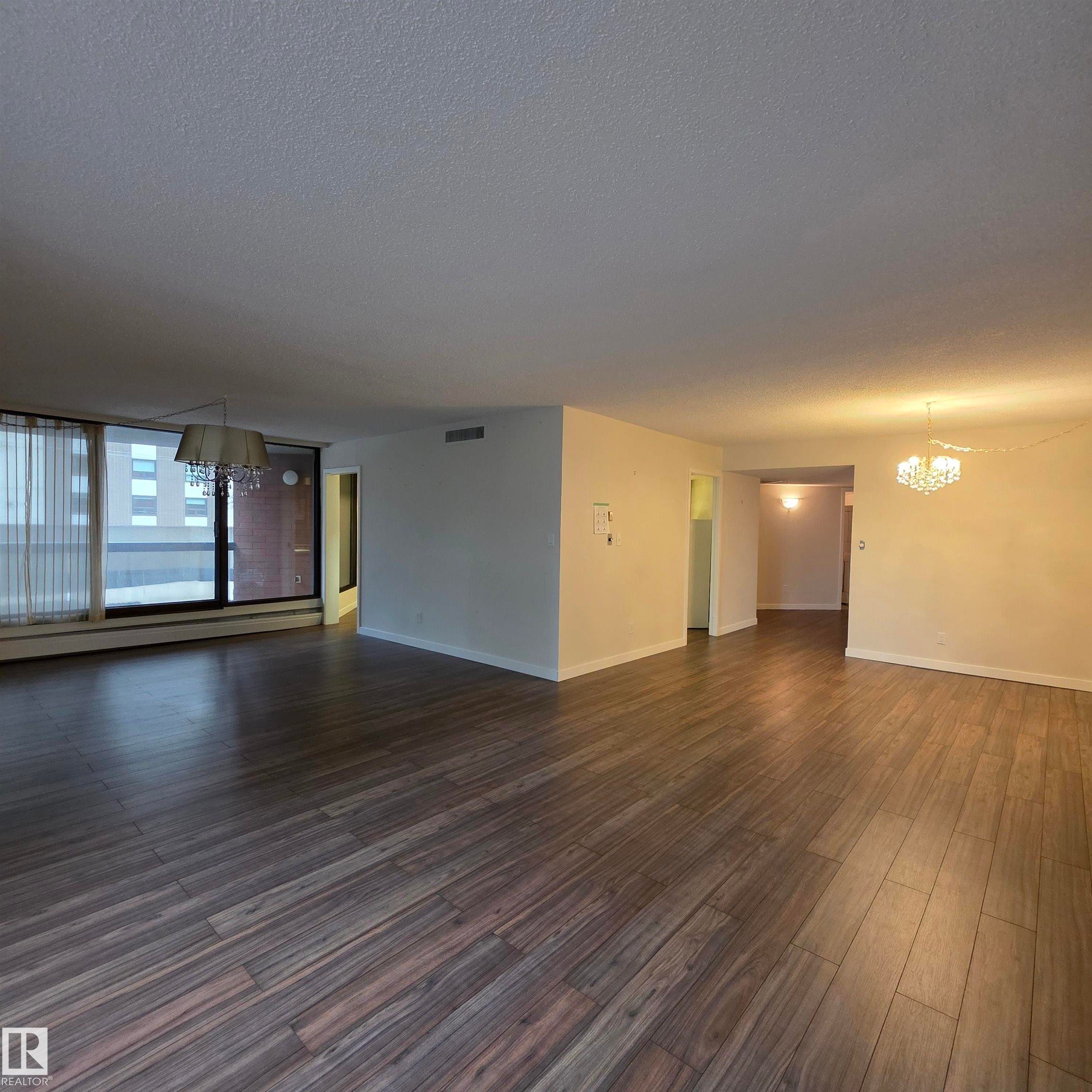 #2C 10050 118 St Nw, Edmonton, AB - Indoor