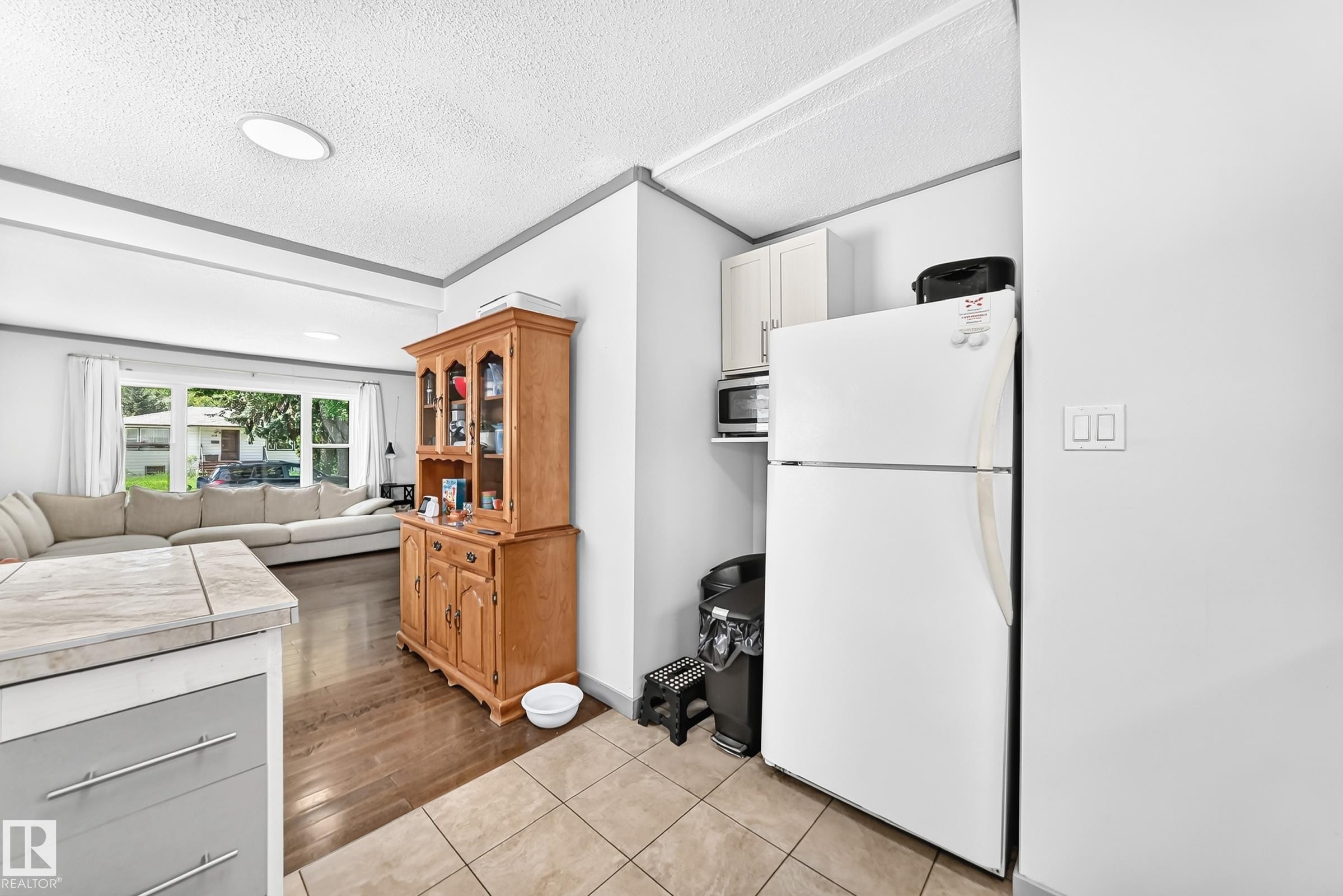 12253 94 Street Nw, Edmonton, AB - Indoor