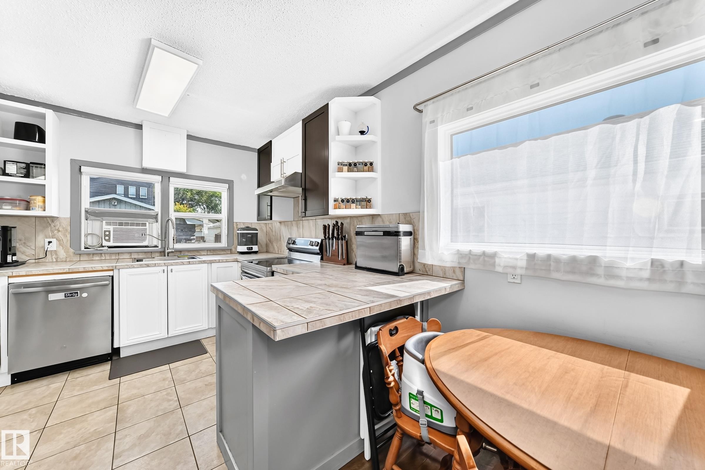 12253 94 Street Nw, Edmonton, AB - Indoor Photo Showing Kitchen